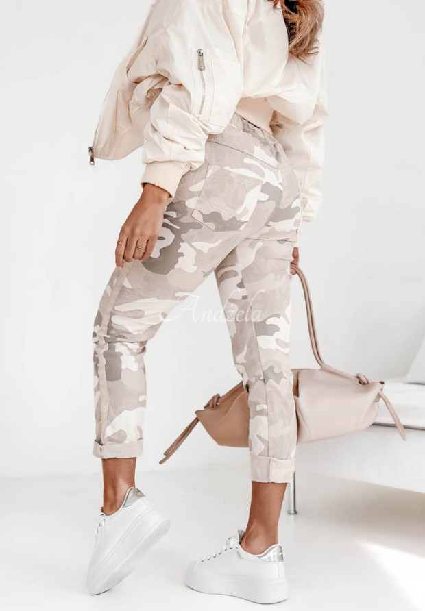 Hose mit Camo-Muster None Of Us Beige