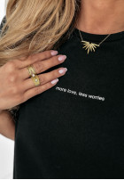 T-shirt z nadrukiem More Love, Less Worries Schwarz
