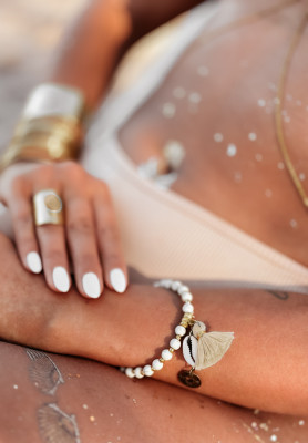 Perlenarmband mit Muschel hand made Bali Hell Beige