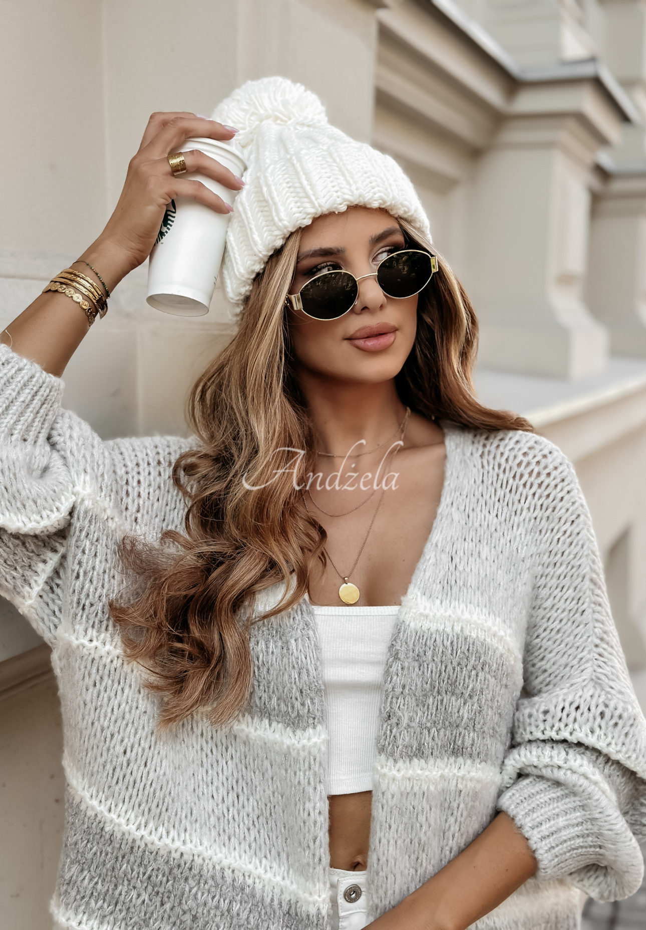 Kurze Strickjacke mit Wolle Hugging You Grau