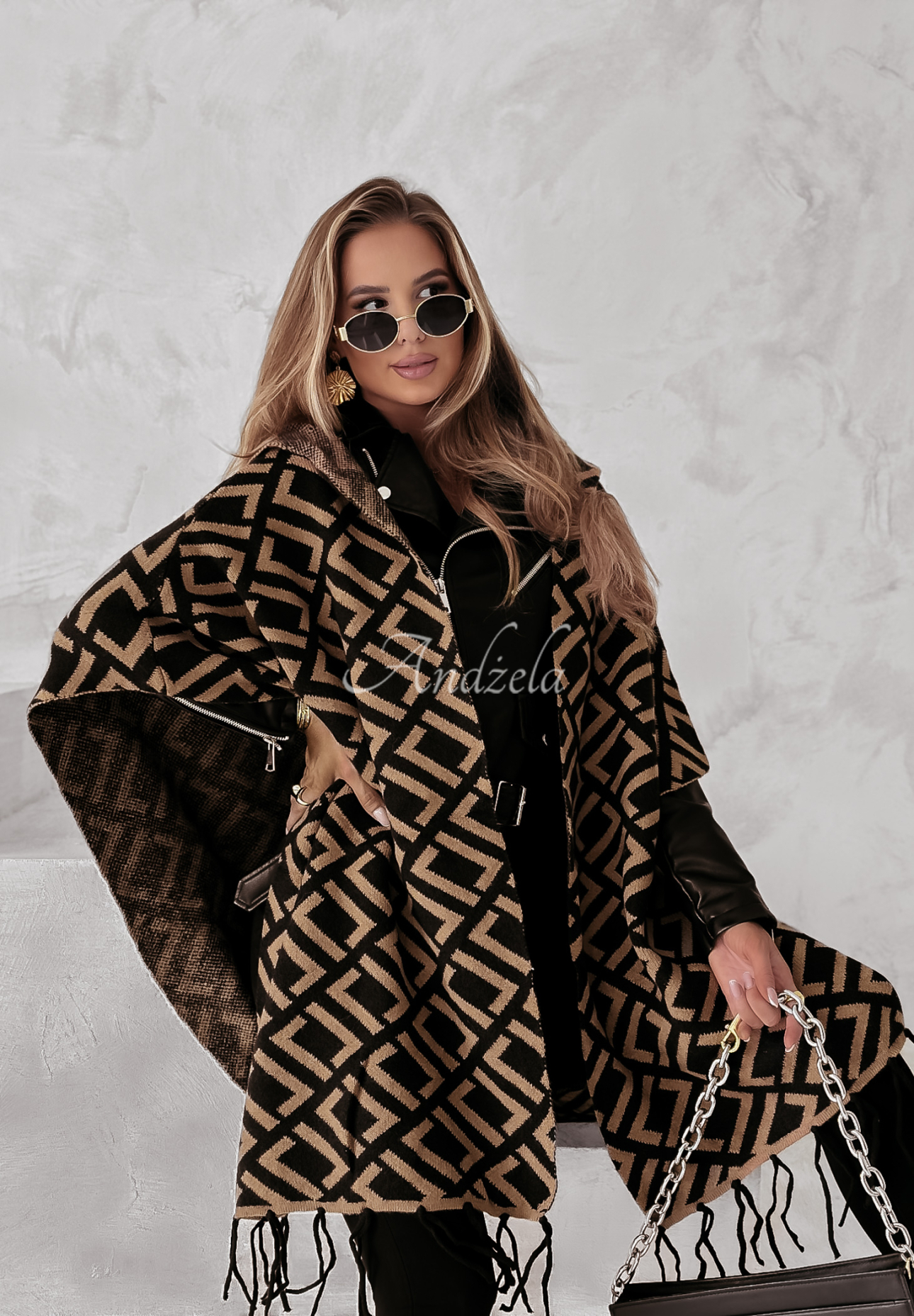 Gemusterte Poncho-Strickjacke mit Kapuze Feel In Control camel-schwarz