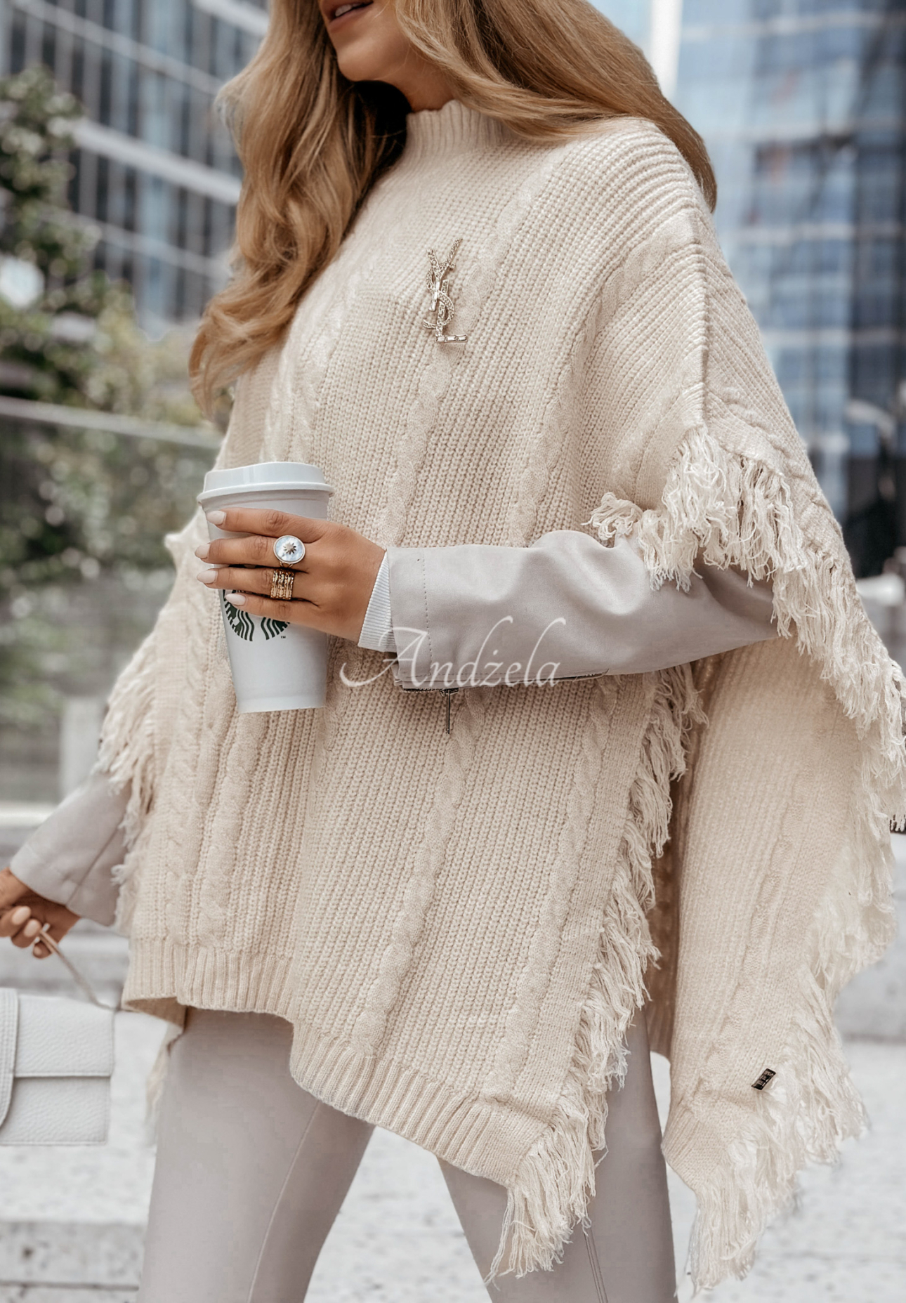 Dekorativ gewebter Poncho-Pullover mit Fransen Think Less Beige