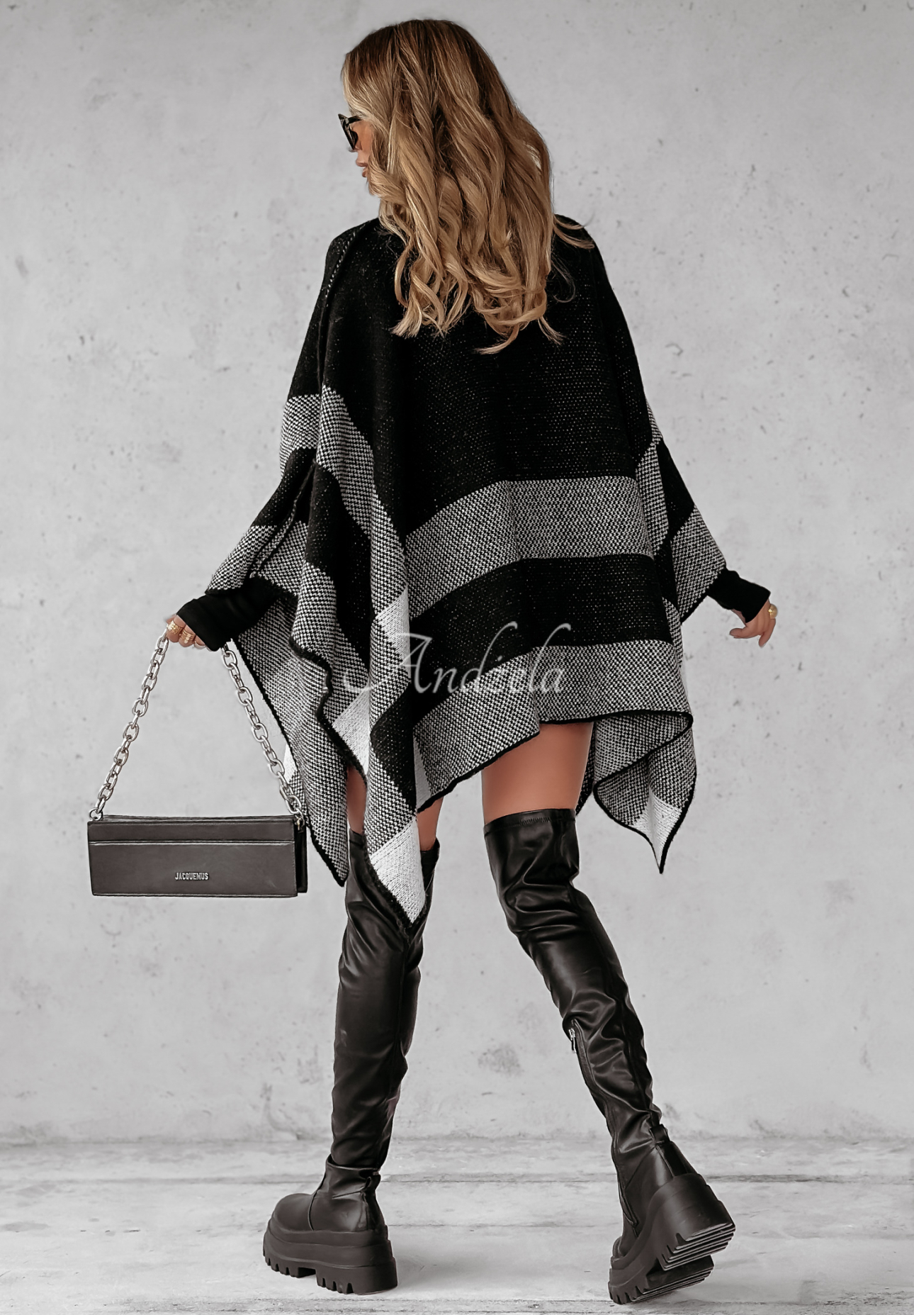 Karierter Poncho-Pullover We Go Together Schwarz