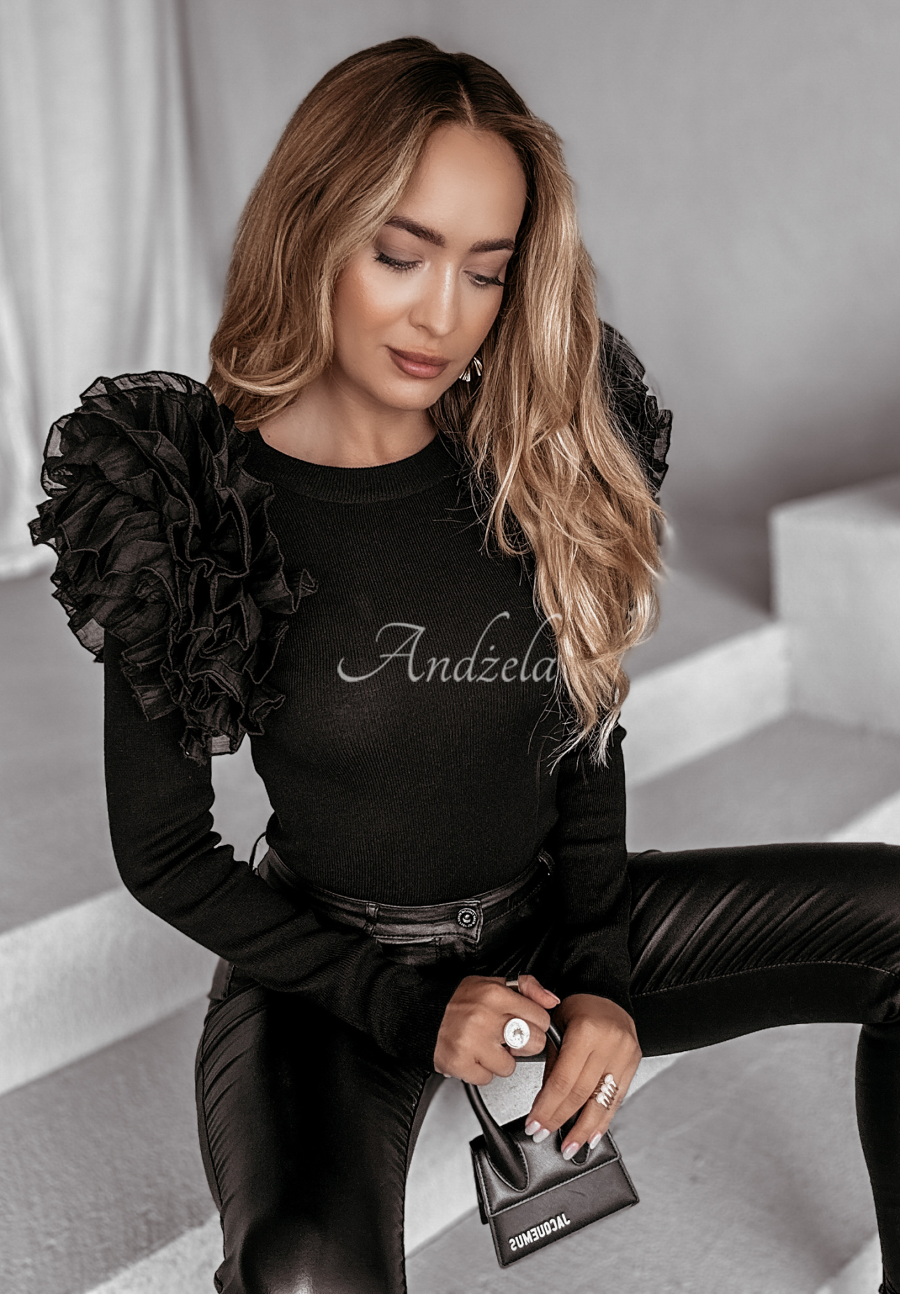 Gerippte Bluse mit Rüschen Finding Beauty Schwarz