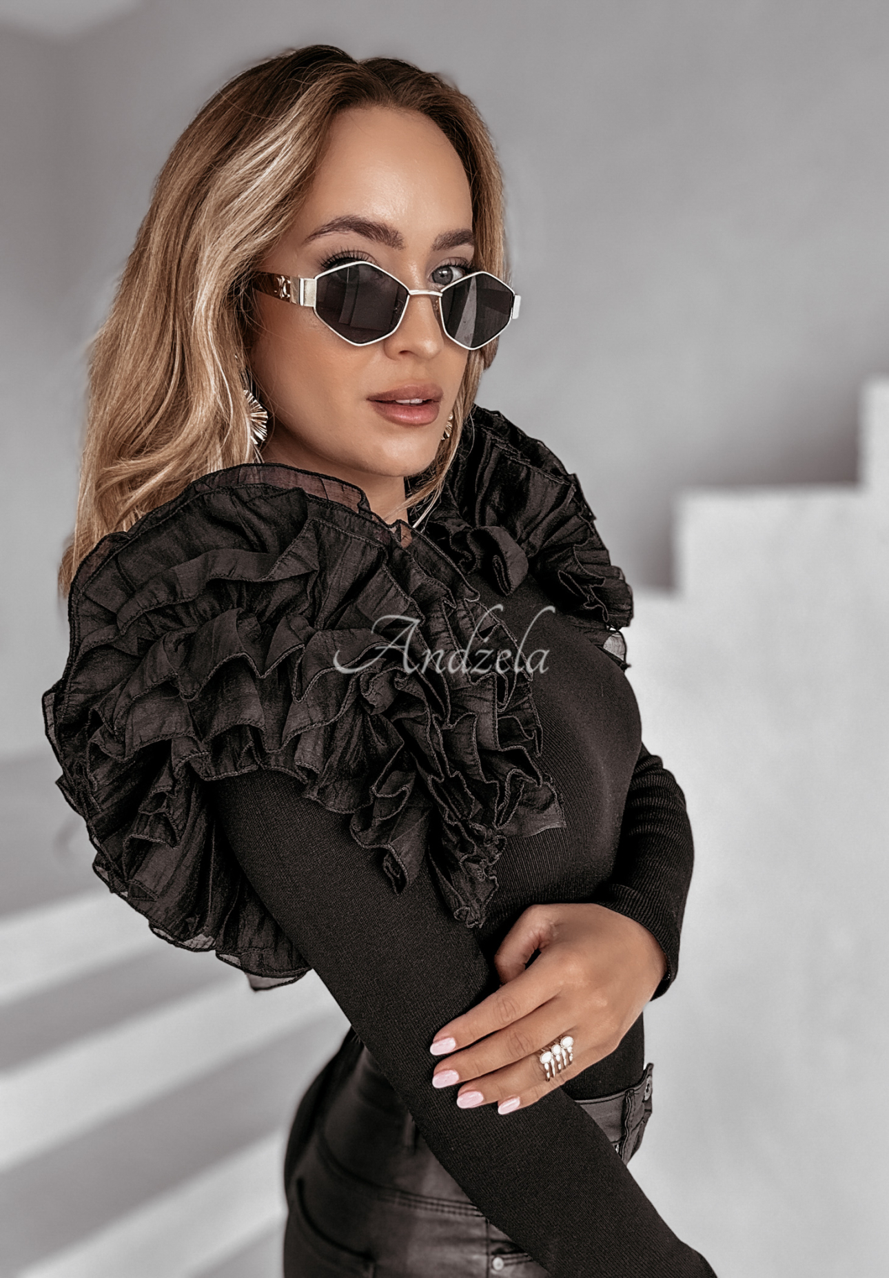 Gerippte Bluse mit Rüschen Finding Beauty Schwarz