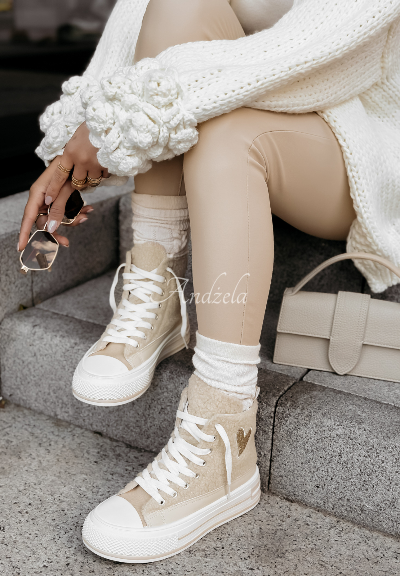 Hohe Sneaker mit Schaffell Fluffy Steps Beige