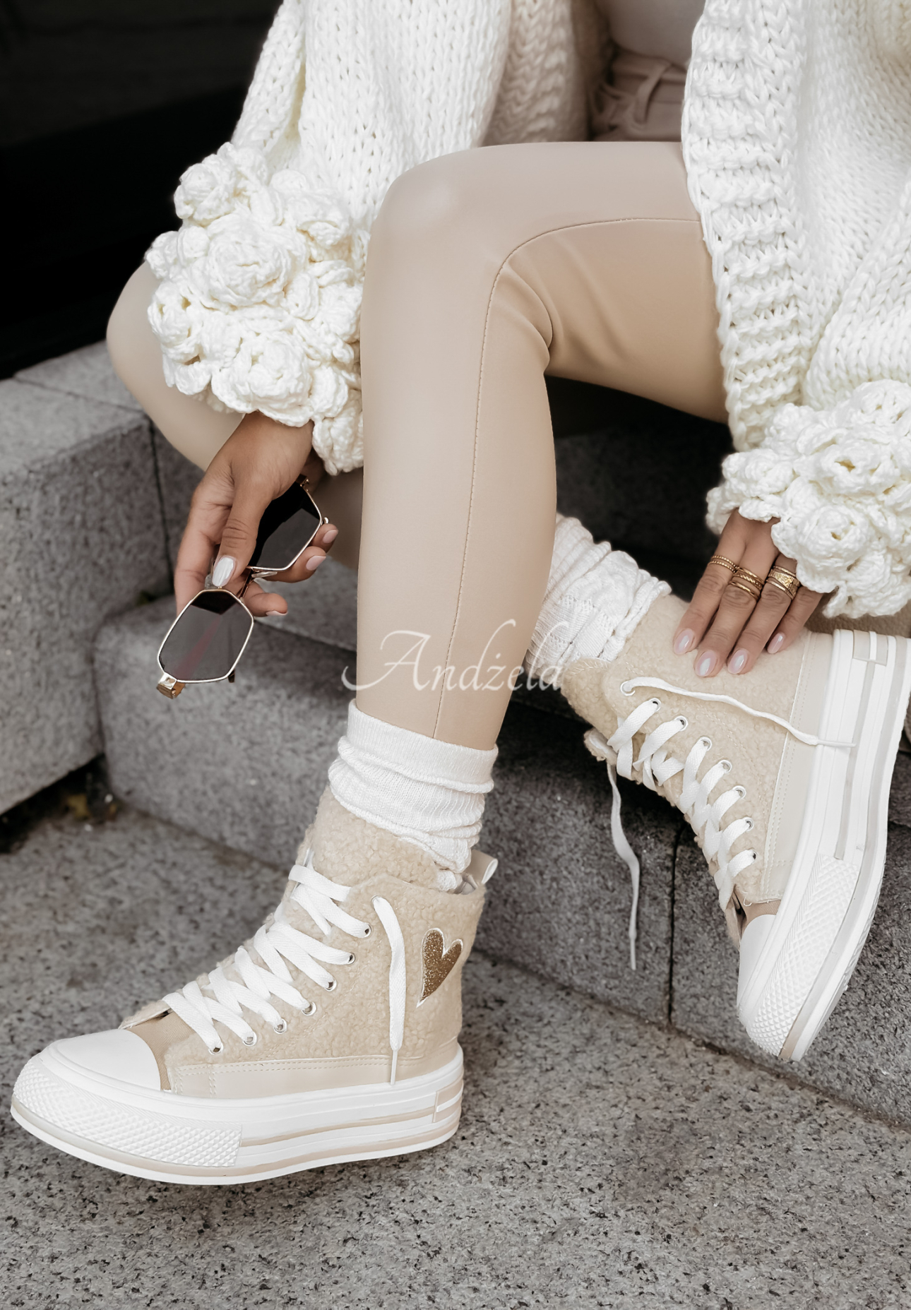 Hohe Sneaker mit Schaffell Fluffy Steps Beige