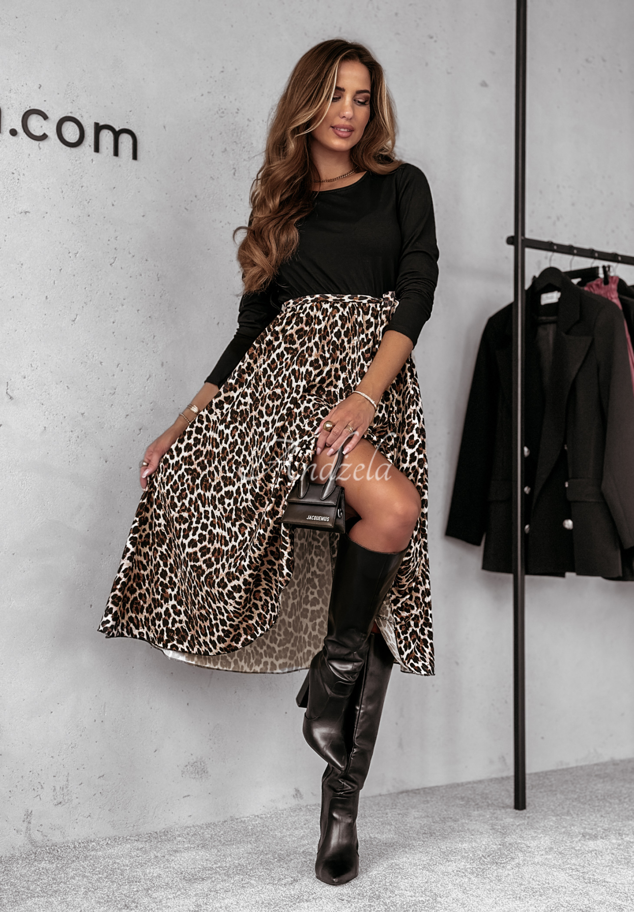 Midikleid mit Leopardenmuster Kind Words Schwarz