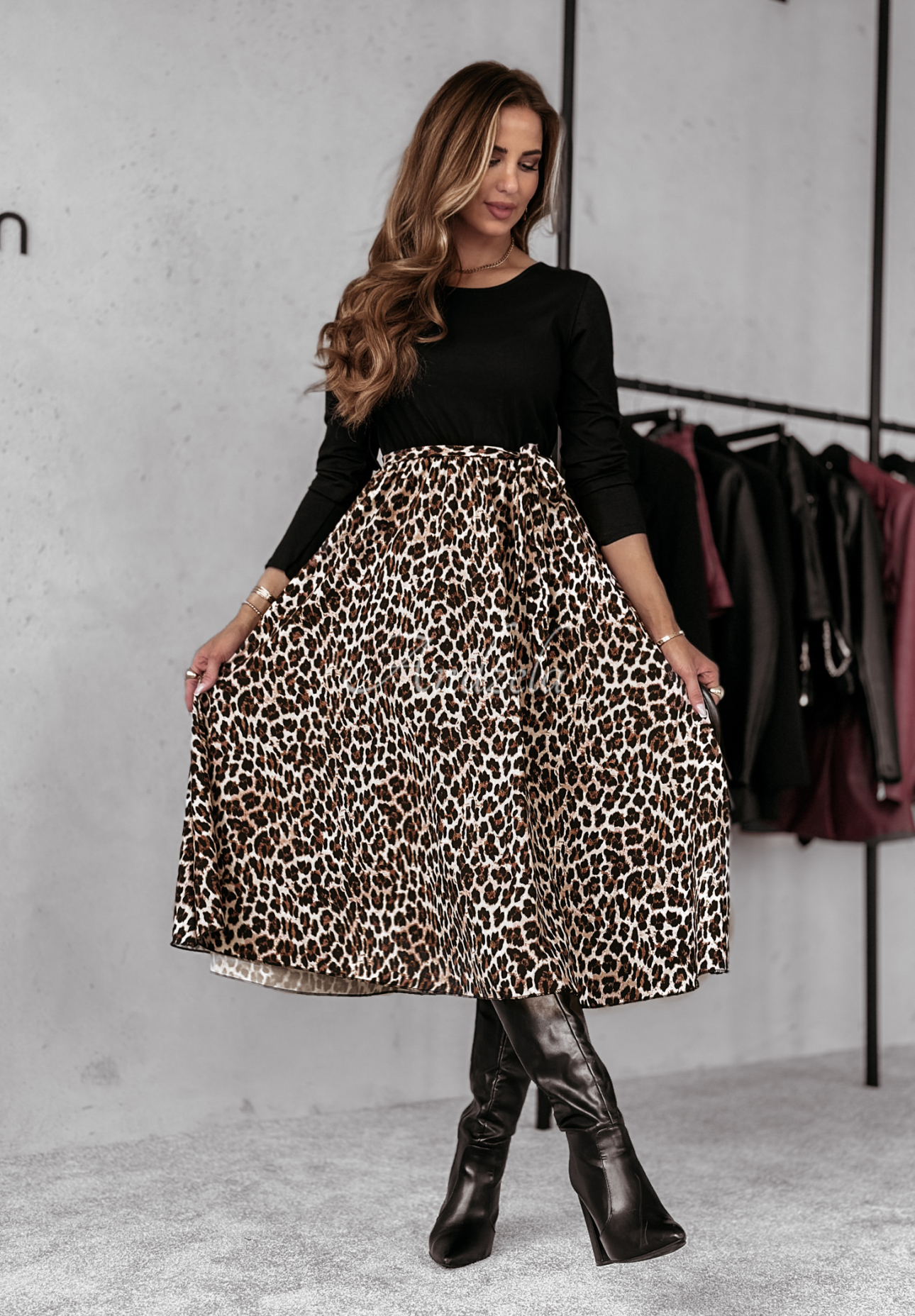 Midikleid mit Leopardenmuster Kind Words Schwarz