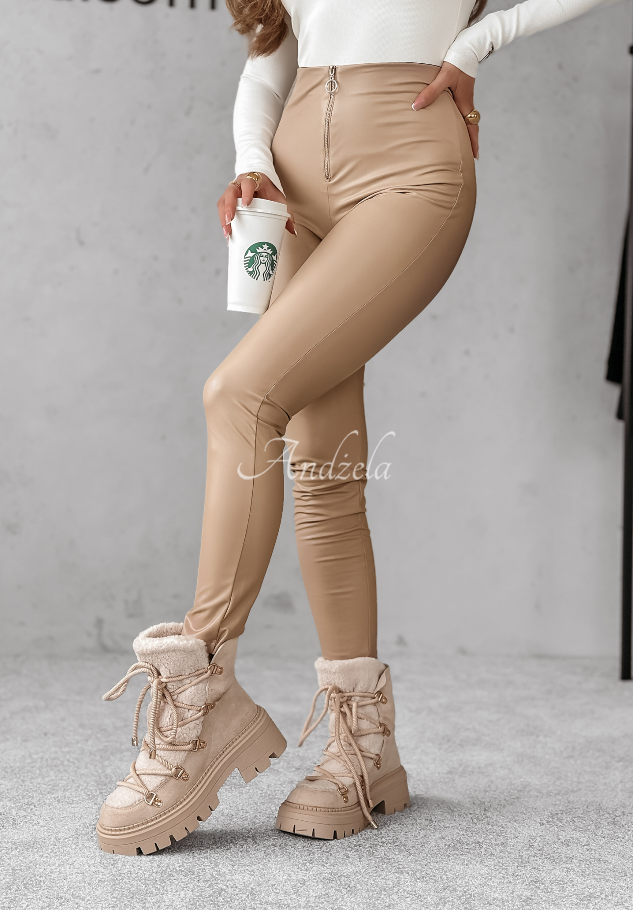 Lederleggings mit Reißverschluss Always On Point Beige