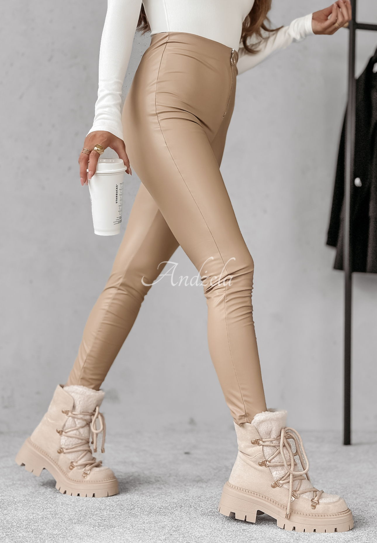 Lederleggings mit Reißverschluss Always On Point Beige