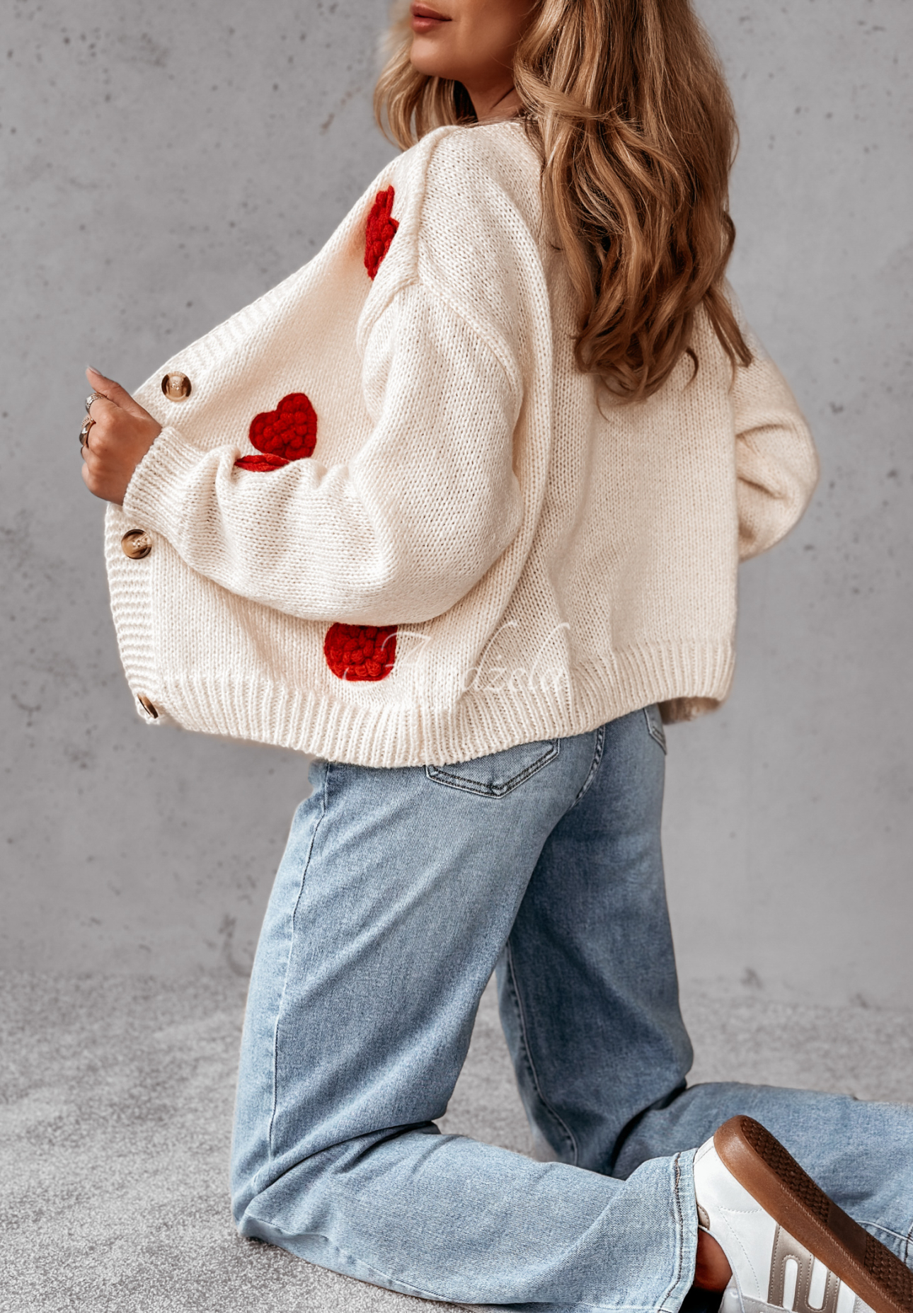 Kurze Strickjacke mit Herzmuster Heartbeat Ecru