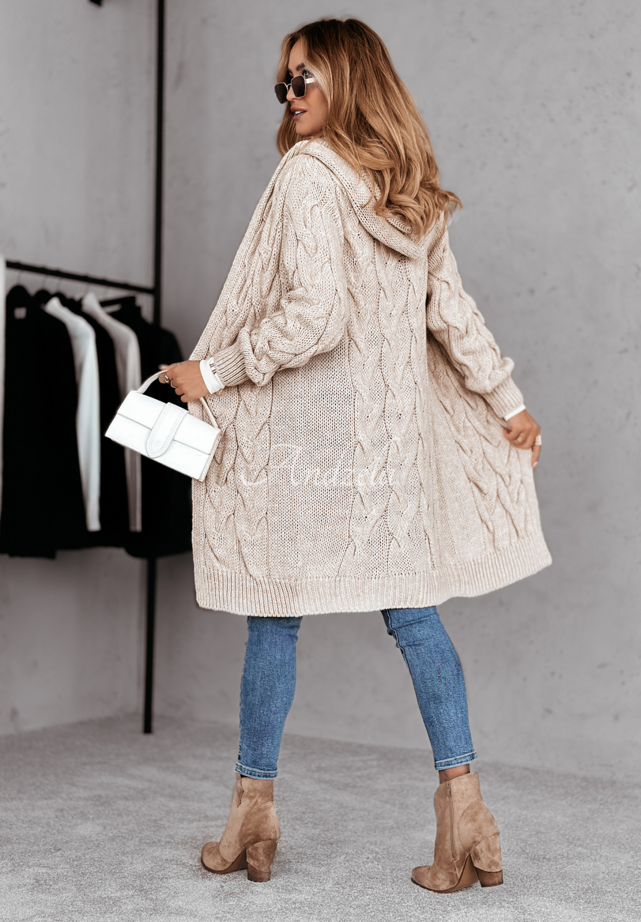 Lange, dekorativ gewebte Strickjacke mit Kapuze Chilly Weather Beige