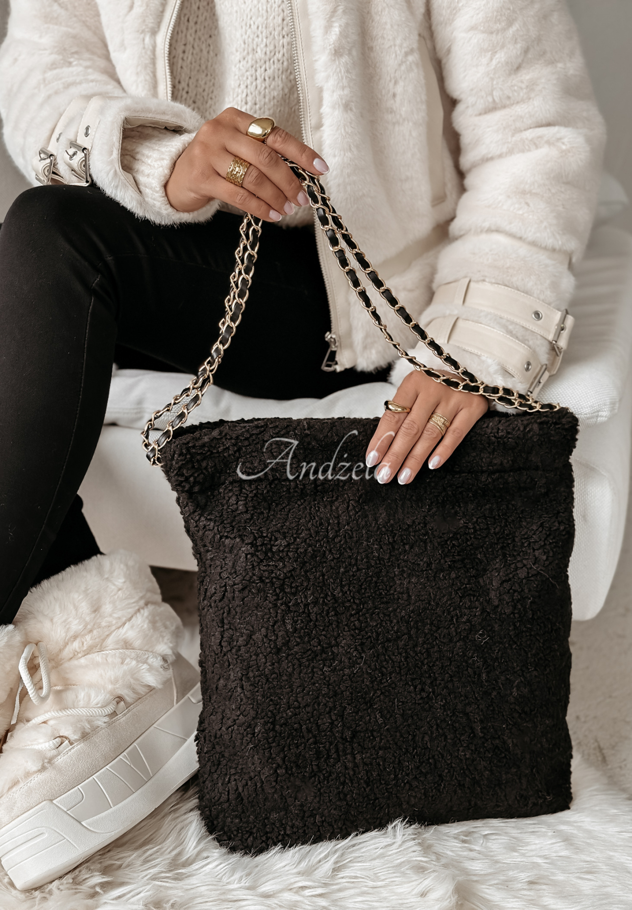 Tasche im Lammfell-Look Fluffy Aura Schwarz