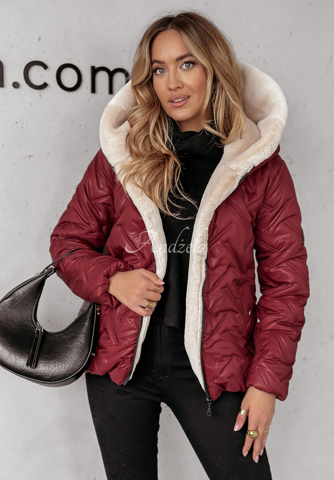 Kurze Steppjacke mit Fell Autumn Months Burgunderrot