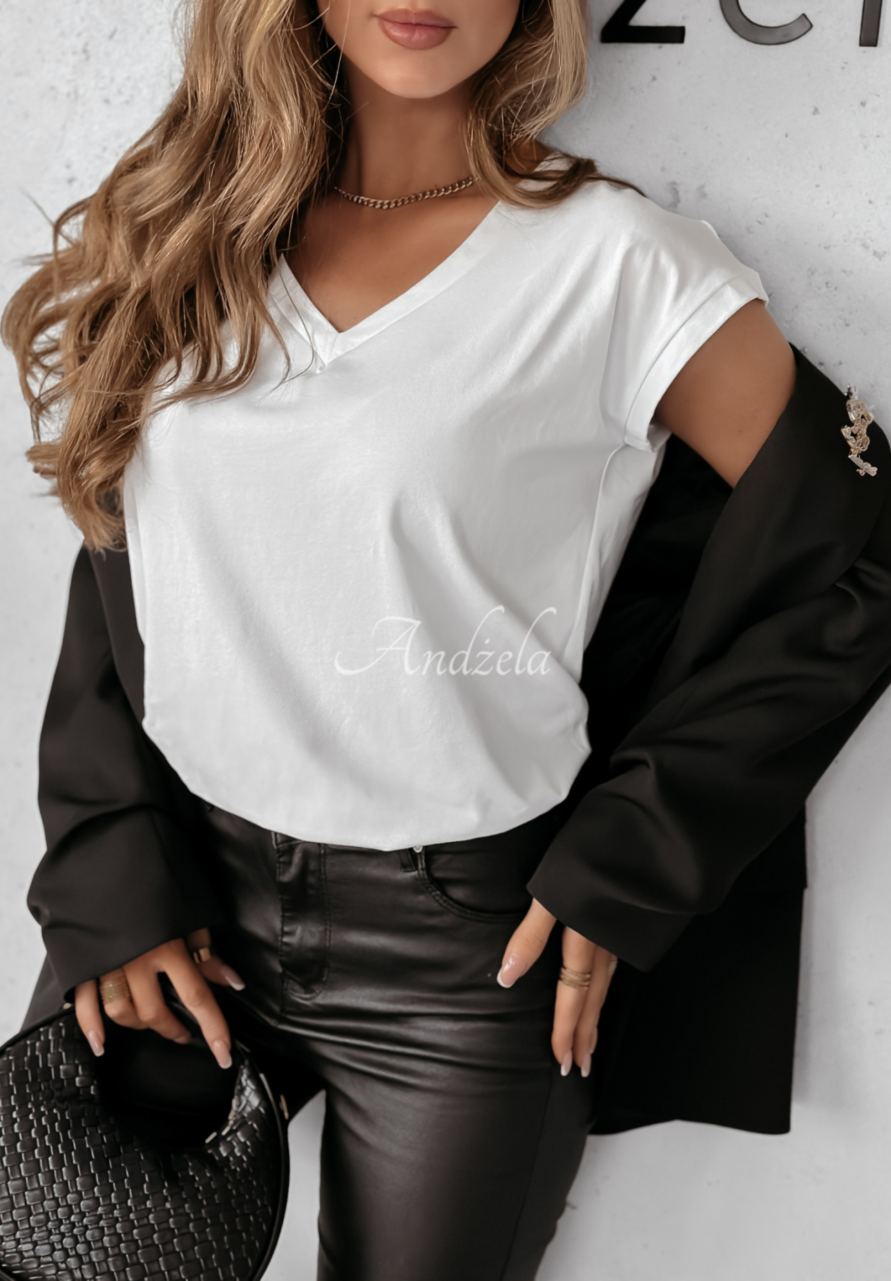 V-neck T-shirt white