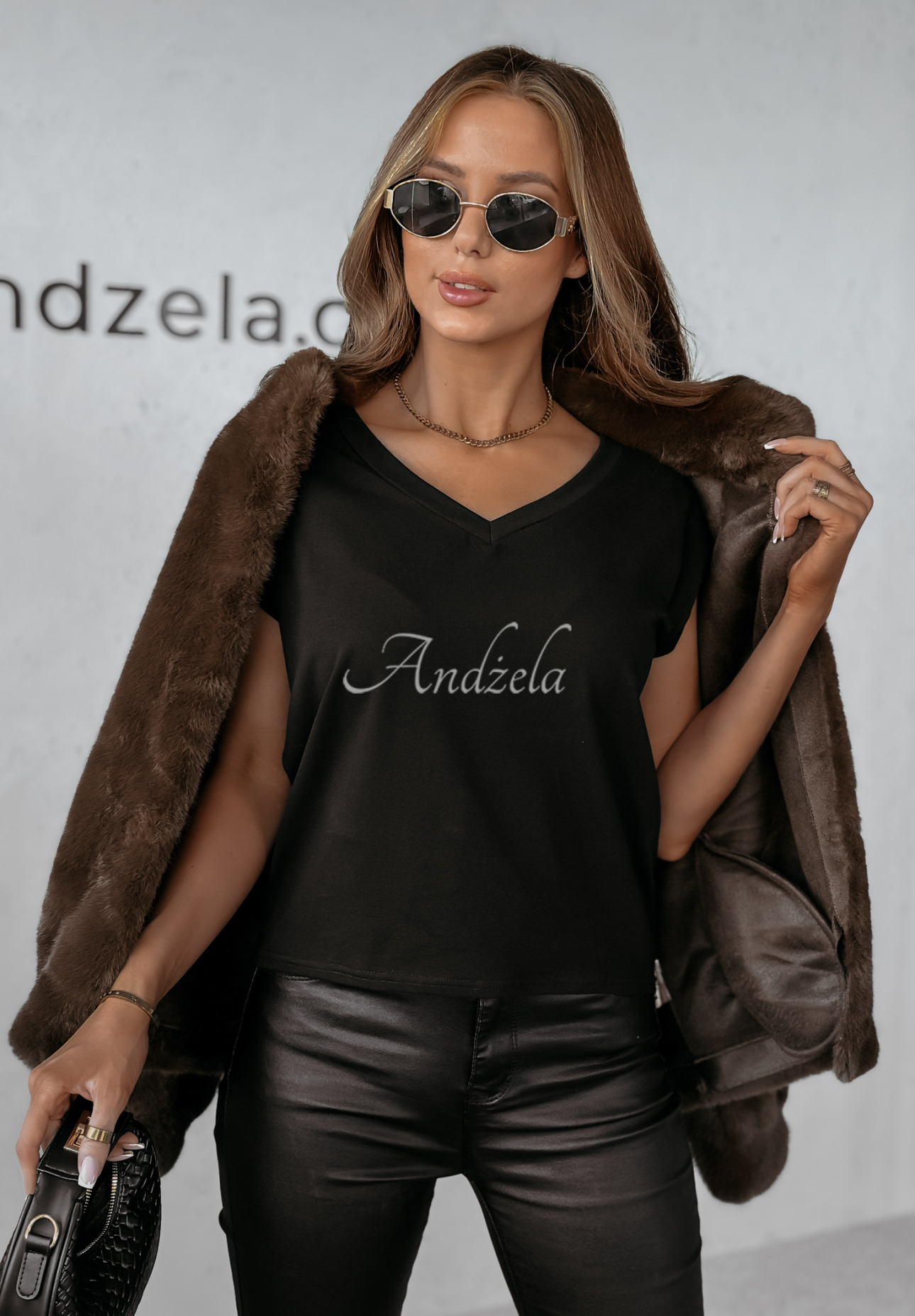 V-neck T-shirt black