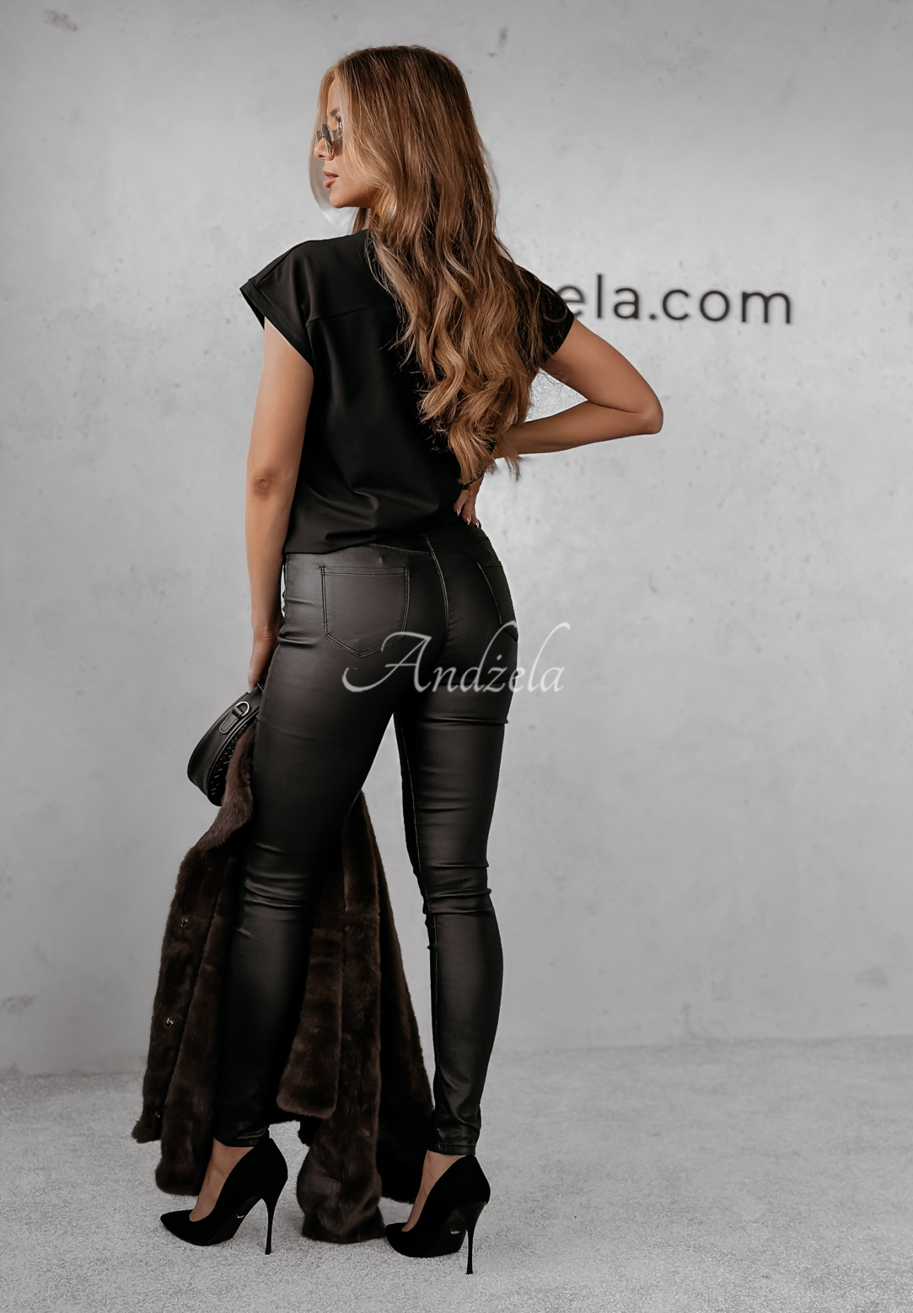 V-neck T-shirt black