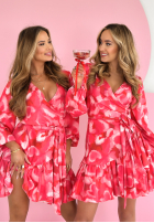 Kopertowa sukienka z falbankami w serduszka Uptown Girl różowo-czerwona