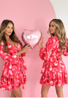 Kopertowa sukienka z falbankami w serduszka Uptown Girl różowo-czerwona