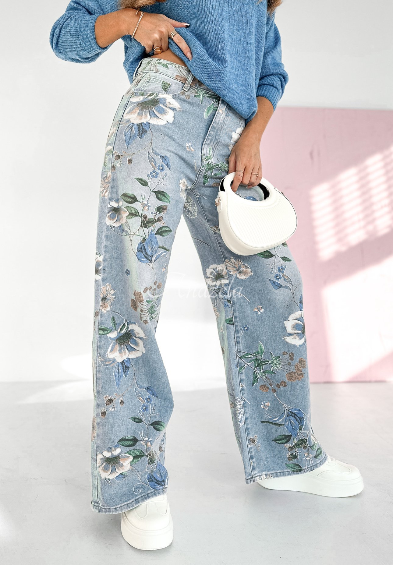 Jeans mit weitem Bein und Blumenmuster Two Of Us Hellblau