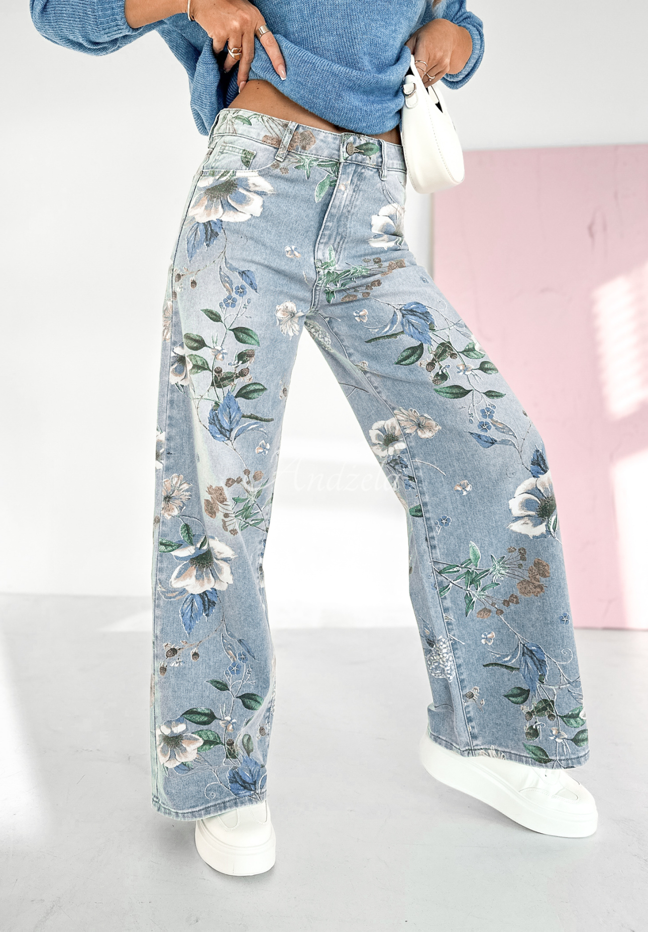 Jeans mit weitem Bein und Blumenmuster Two Of Us Hellblau