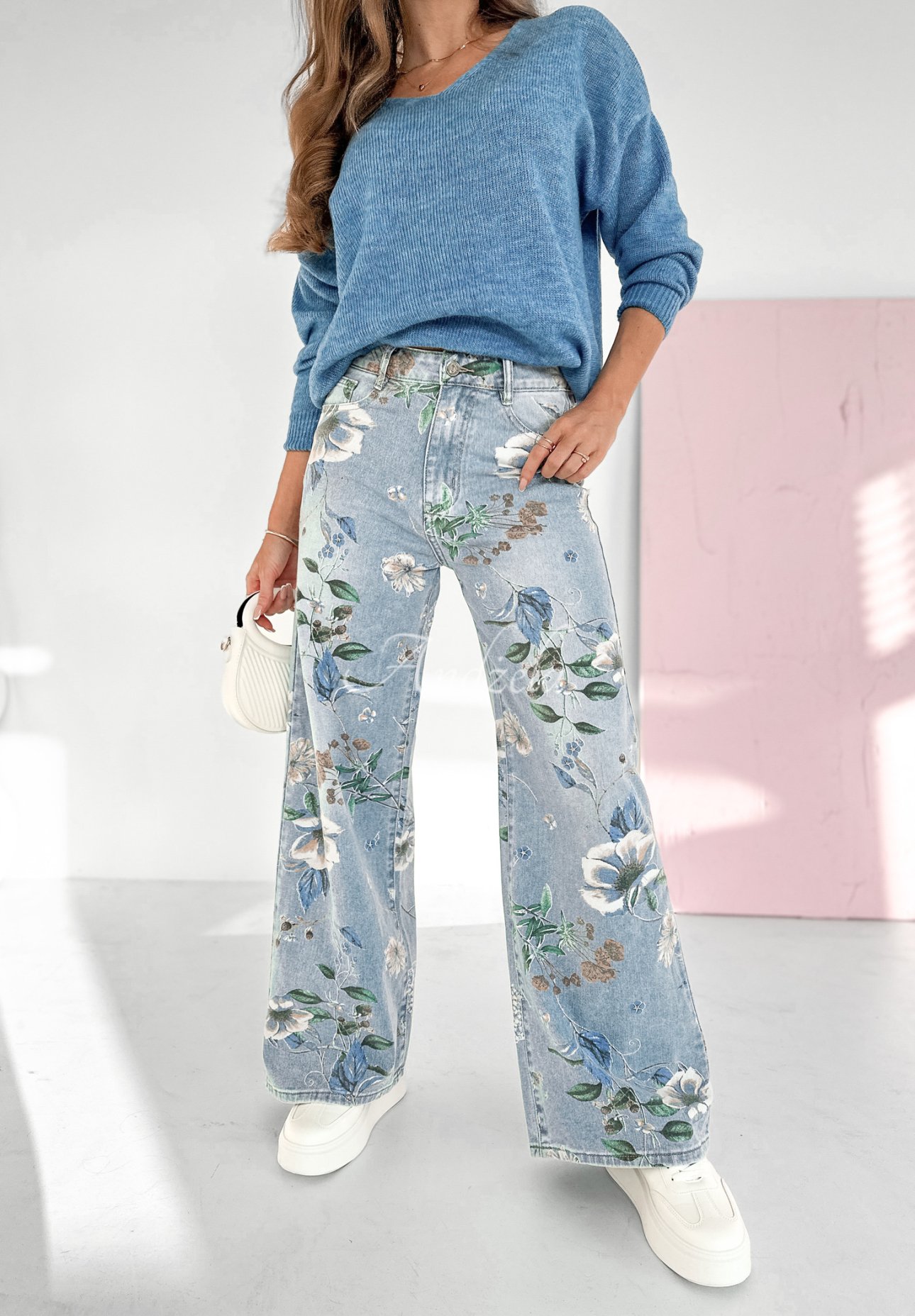 Jeans mit weitem Bein und Blumenmuster Two Of Us Hellblau