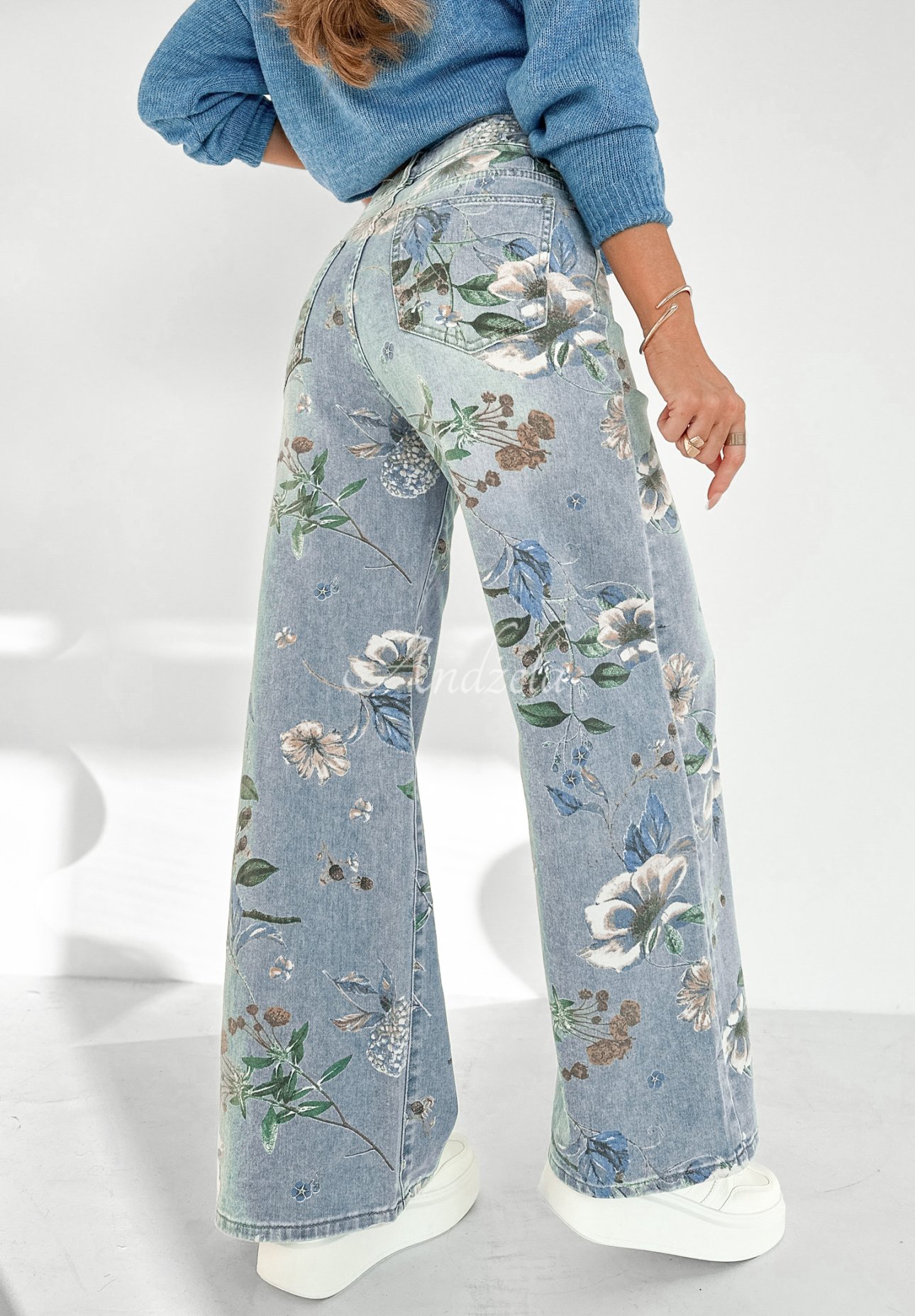 Jeans mit weitem Bein und Blumenmuster Two Of Us Hellblau