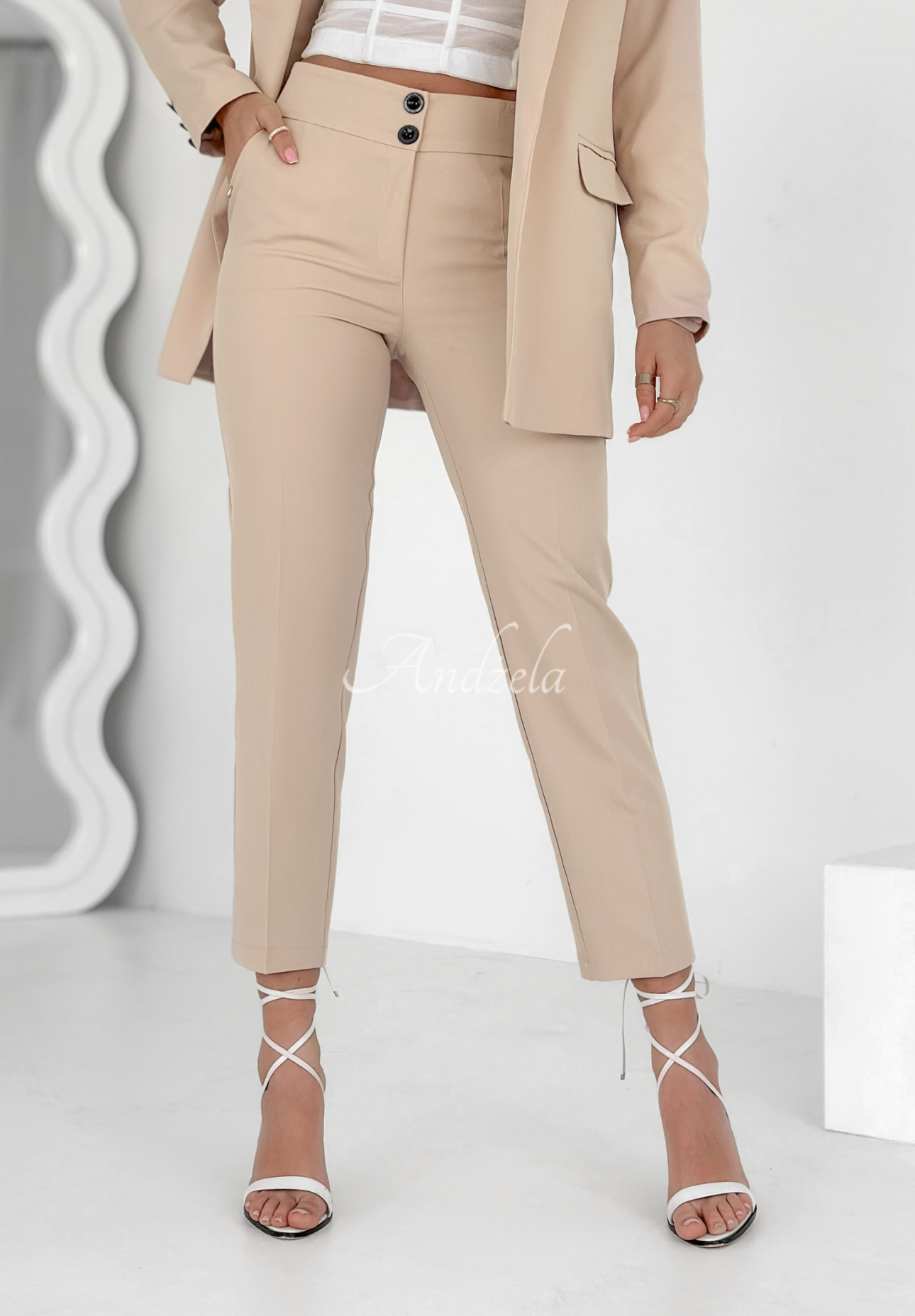 Elegant Runway Ready cigarette pants beige