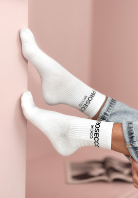 Lange Socken mit Schriftzügen Prosecco Mood Weiß