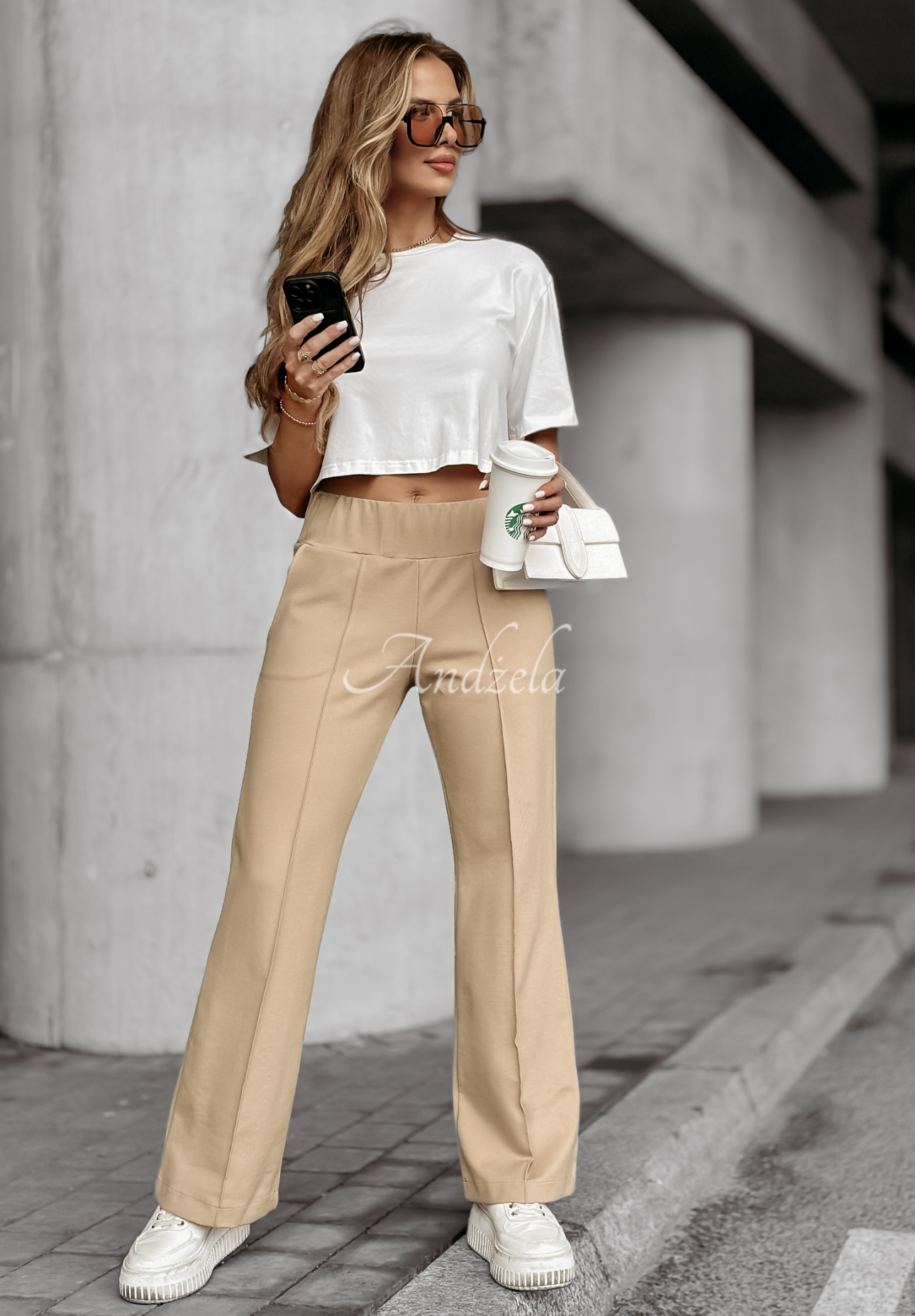 Ausgestellte Stoffhose Can&#039;t Ignore Me Beige