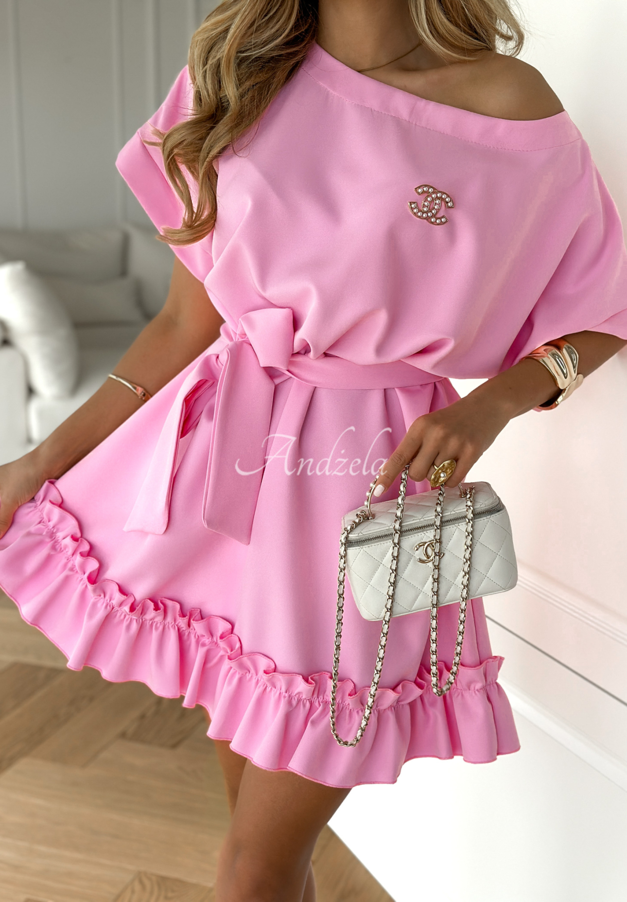 Kleid in A-Linie mit Rüschen und Gürtel Your Solitude Rosa