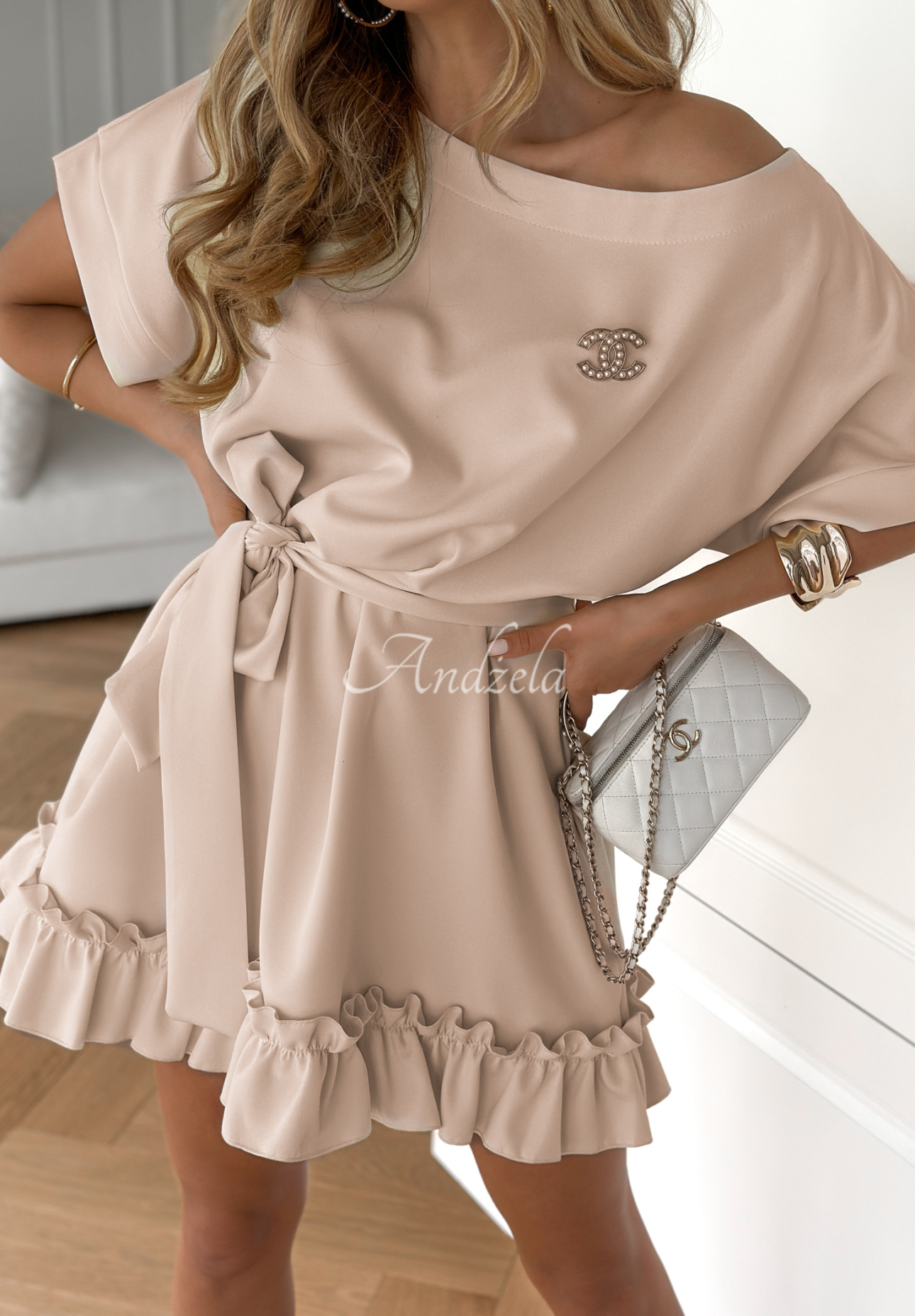 Kleid in A-Linie mit Rüschen und Gürtel Your Solitude Beige