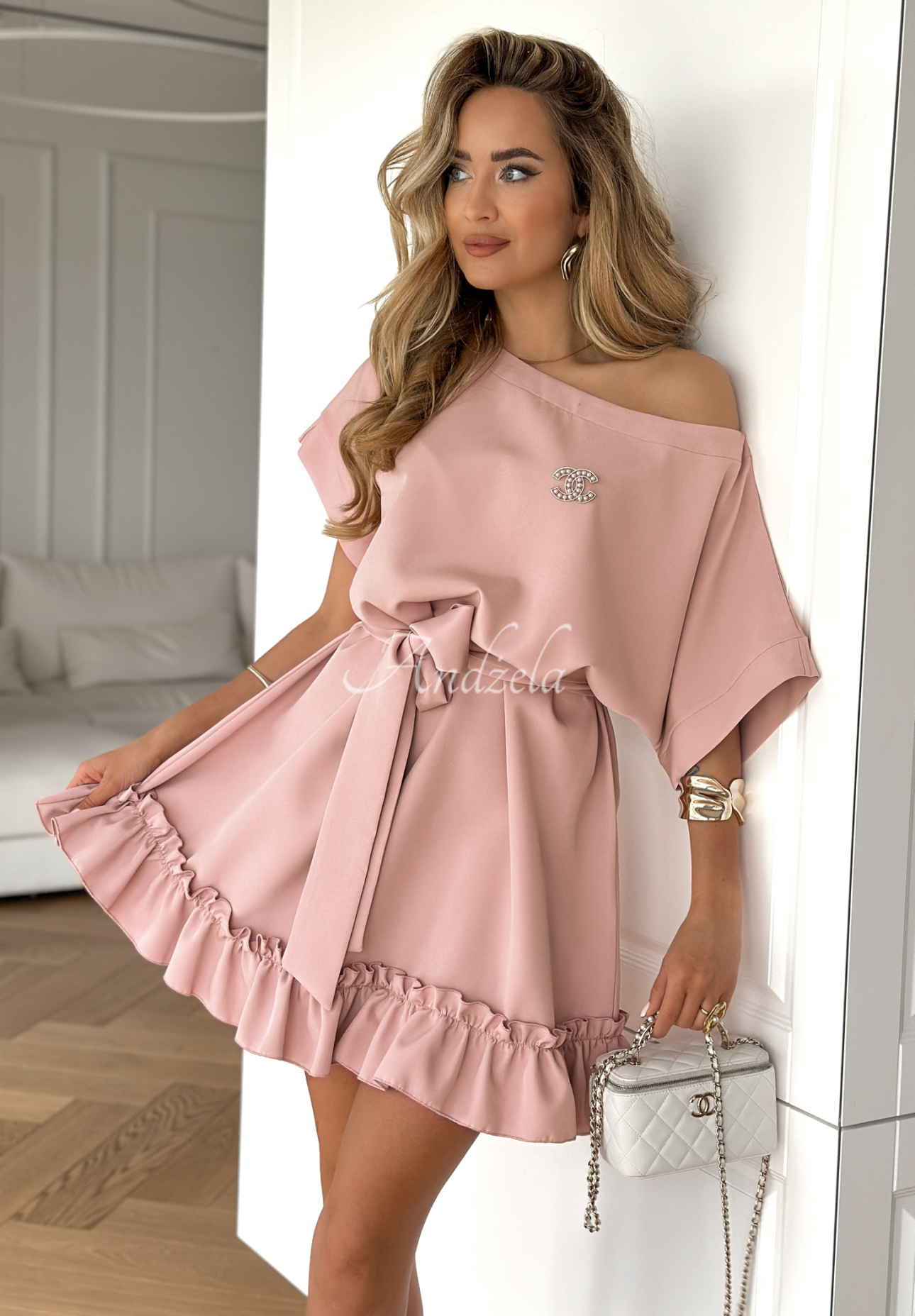 Kleid in A-Linie mit Rüschen und Gürtel Your Solitude Puderrosa