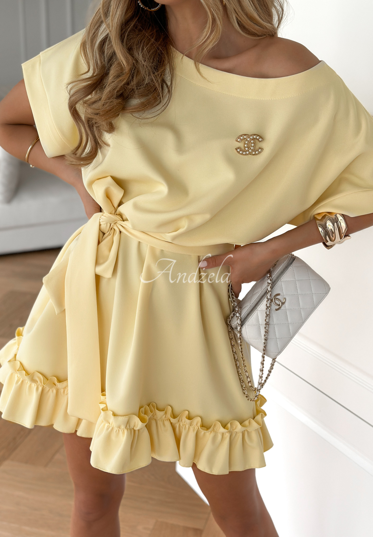 Kleid in A-Linie mit Rüschen und Gürtel Your Solitude Bananengelb