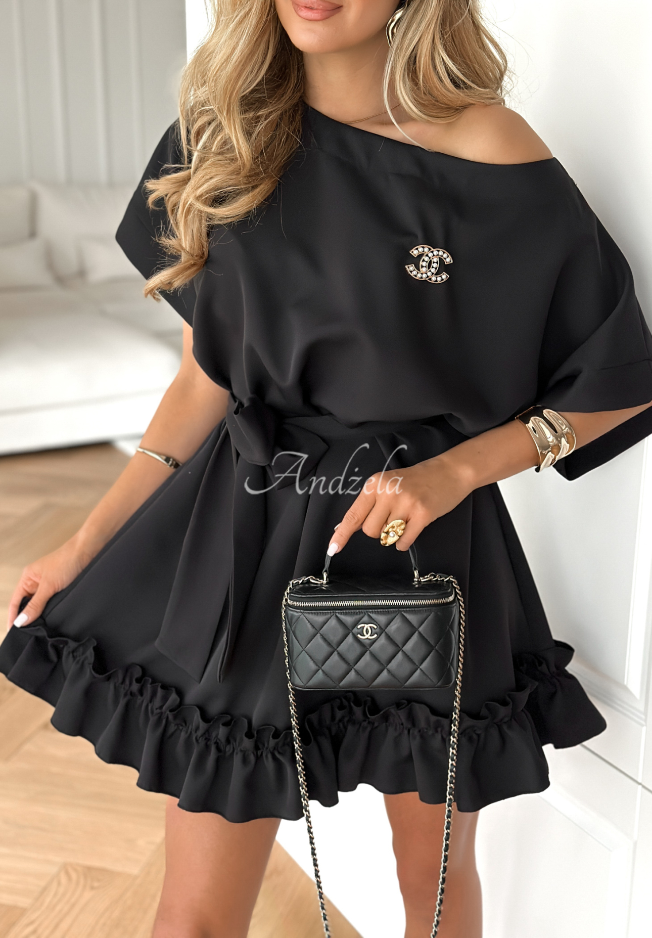 Kleid in A-Linie mit Rüschen und Gürtel Your Solitude Schwarz