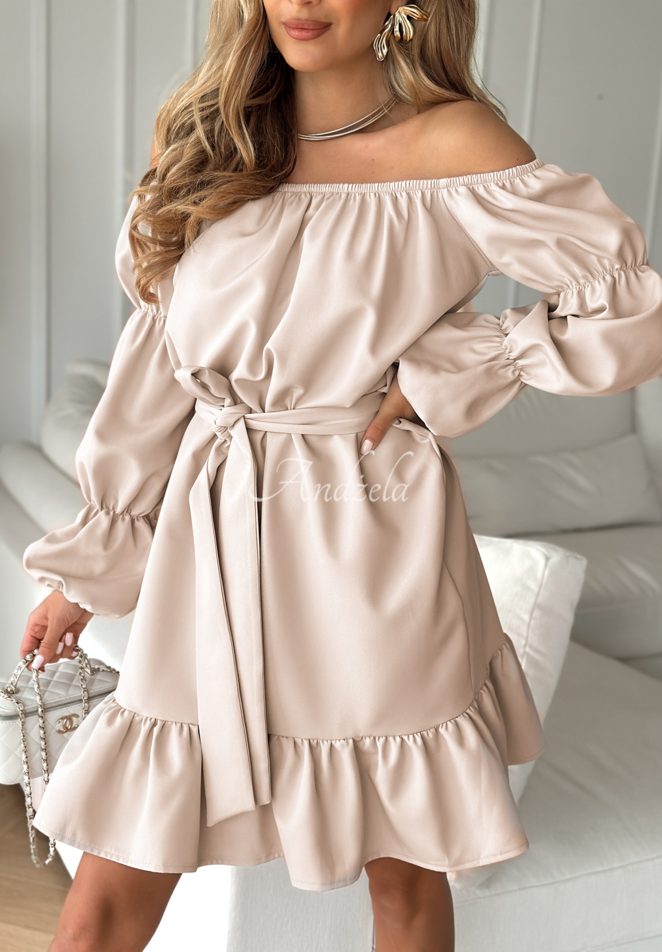 Off-Shoulder-Kleid mit Gürtel To Love Me Beige