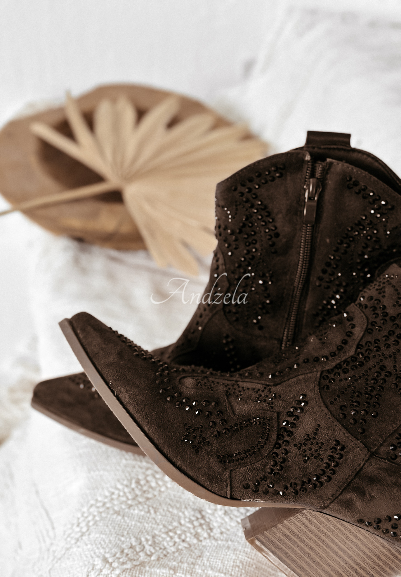 Cowboystiefelette aus Wildlederimitat mit Strasssteinen Determined By You Schokoladenbraun