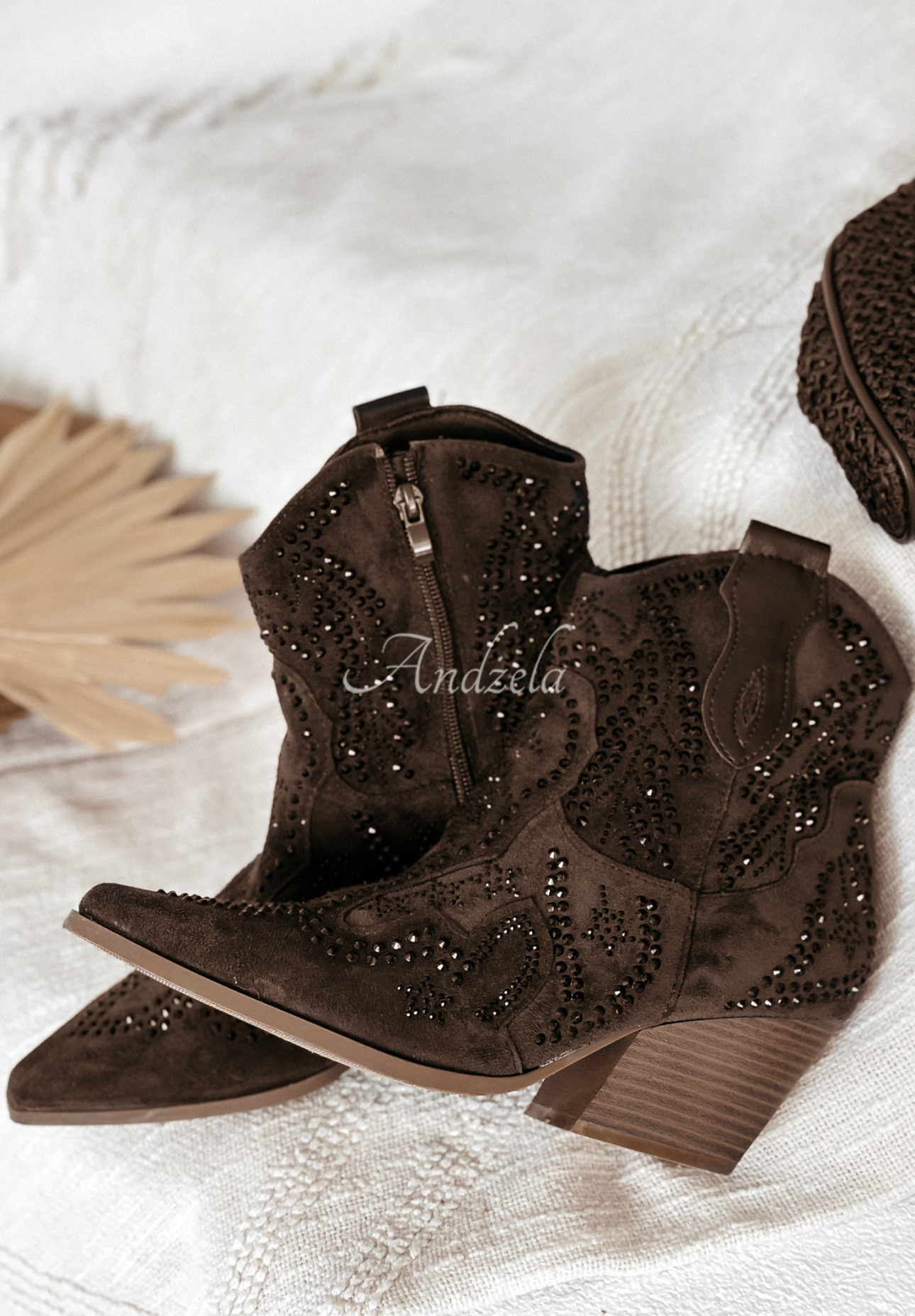 Cowboystiefelette aus Wildlederimitat mit Strasssteinen Determined By You Schokoladenbraun