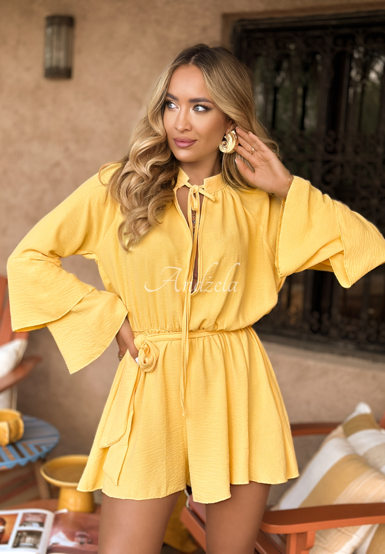 Kurzer Jumpsuit mit Rüschen und Gürtel Rule Of A Lady Bananengelb