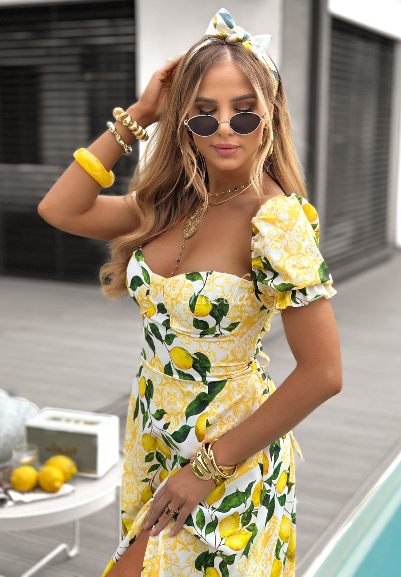 Zitronenfarbenes Kleid mit Puffärmeln Lemon Taste Weiß