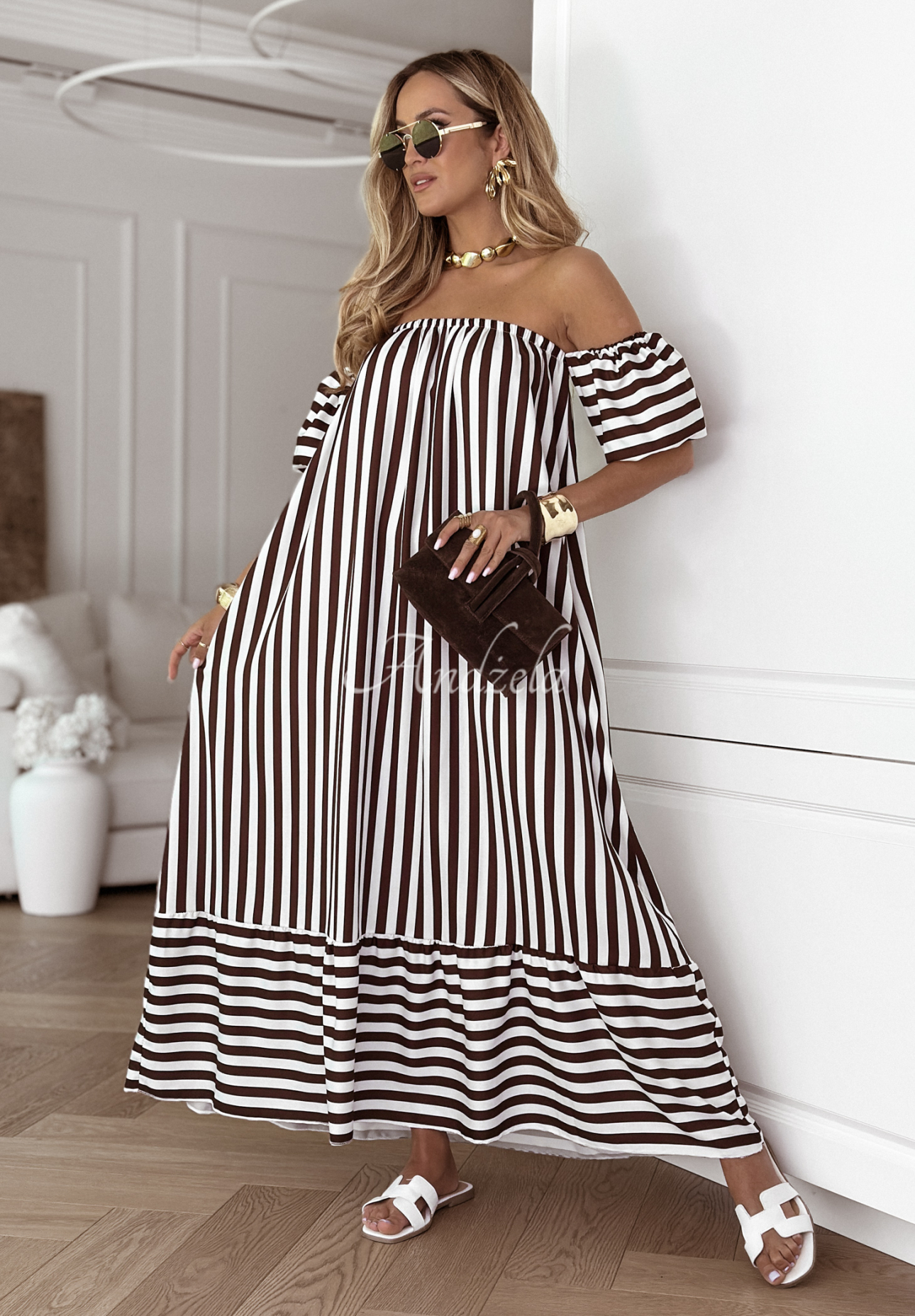 Gestreiftes Off-Shoulder-Kleid aus Viskose Buena Vista weiß-schokolade
