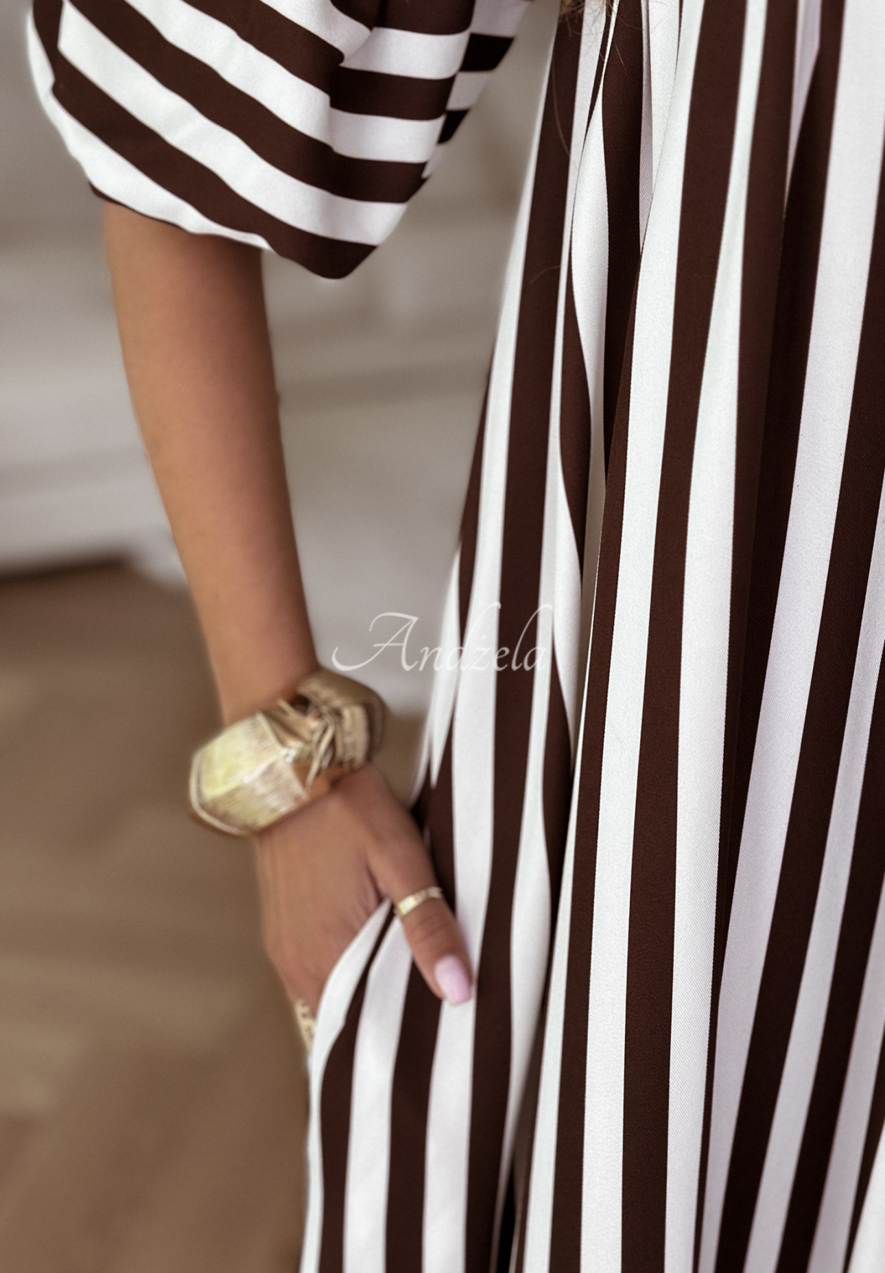 Gestreiftes Off-Shoulder-Kleid aus Viskose Buena Vista weiß-schokolade