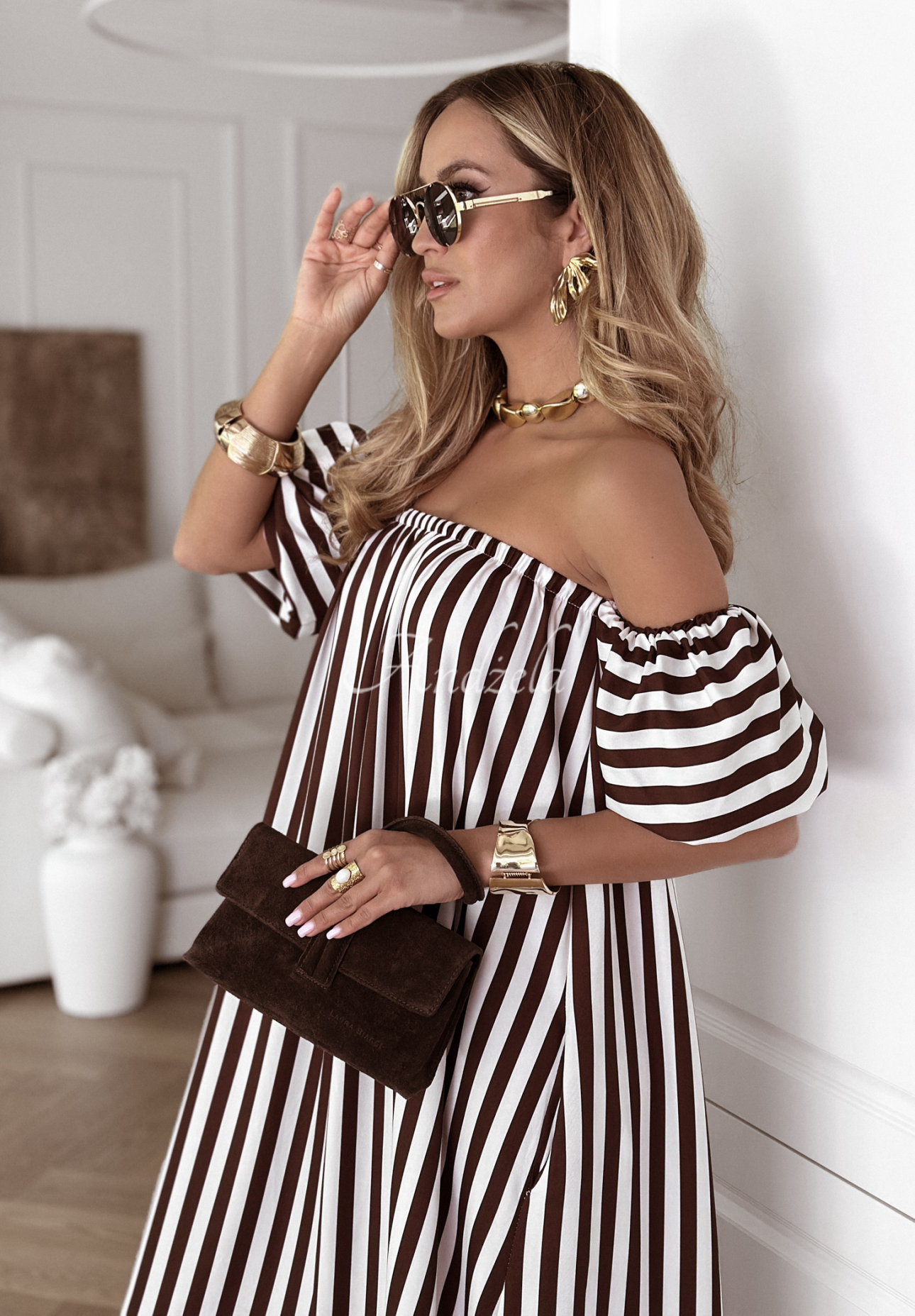 Gestreiftes Off-Shoulder-Kleid aus Viskose Buena Vista weiß-schokolade