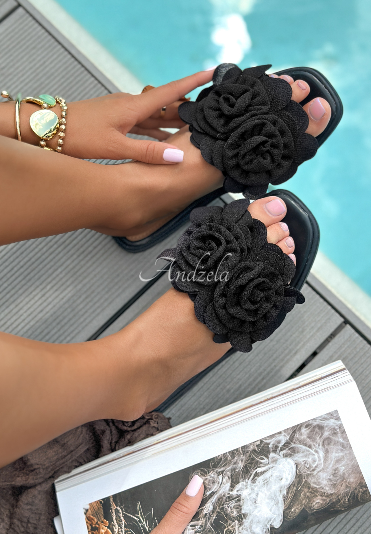 Pantoletten mit dekorativen Blumen Flowery Steps Schwarz