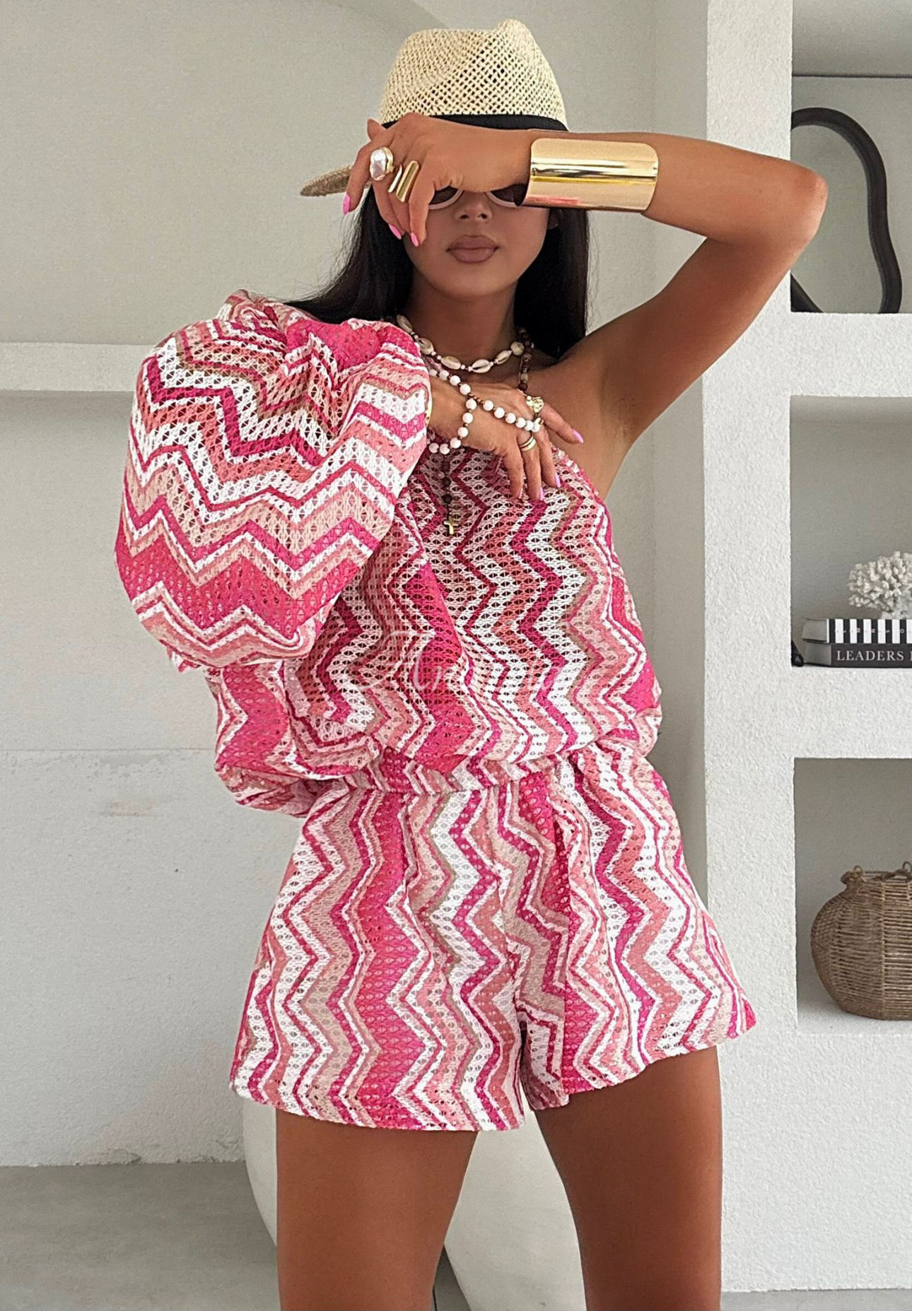 Set aus asymmetrischer Bluse und Shorts mit Lochstickerei La Milla Welcome Back Weiß-Rosa