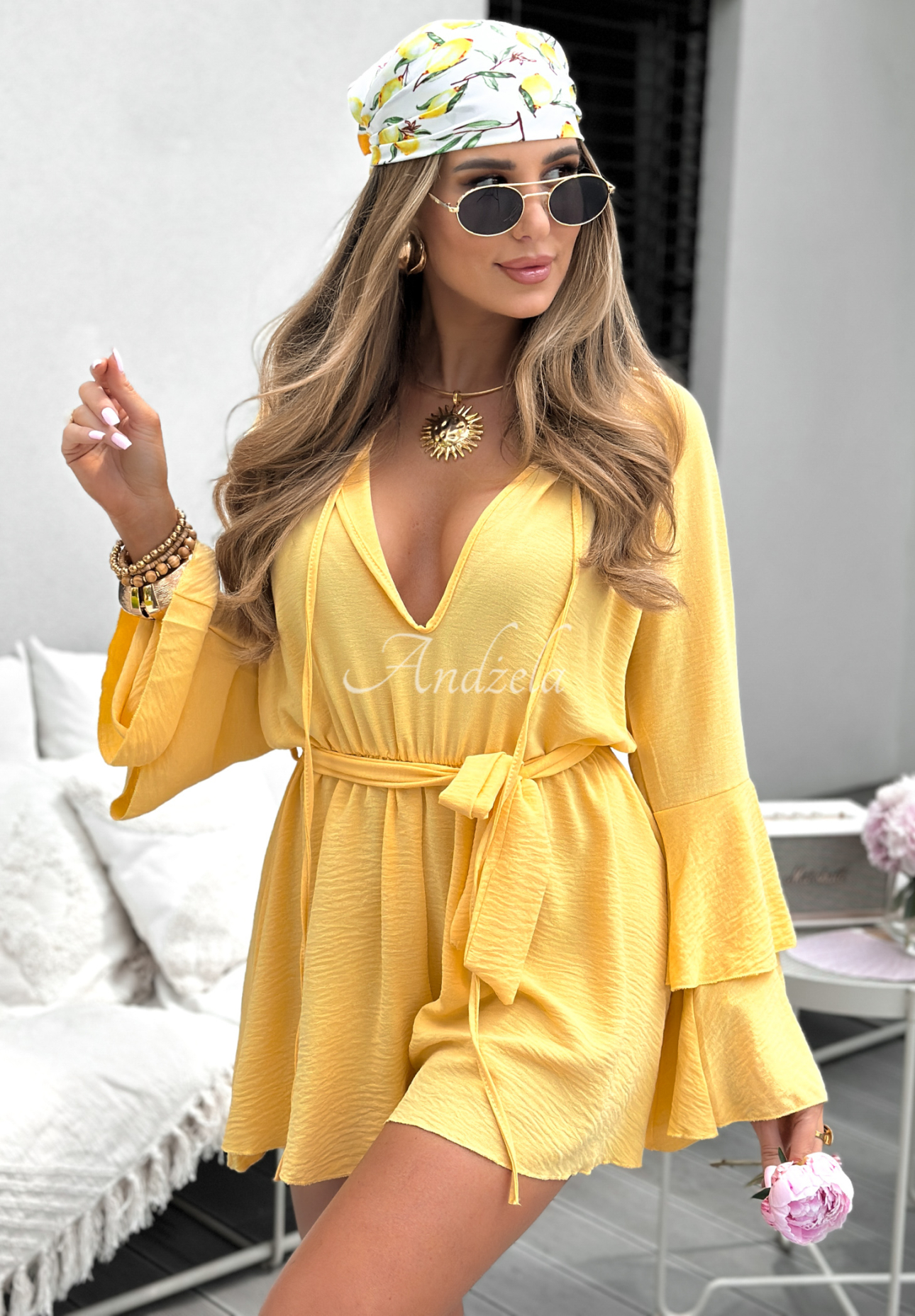 Kurzer Jumpsuit mit Rüschen und Gürtel Rule Of A Lady Bananengelb