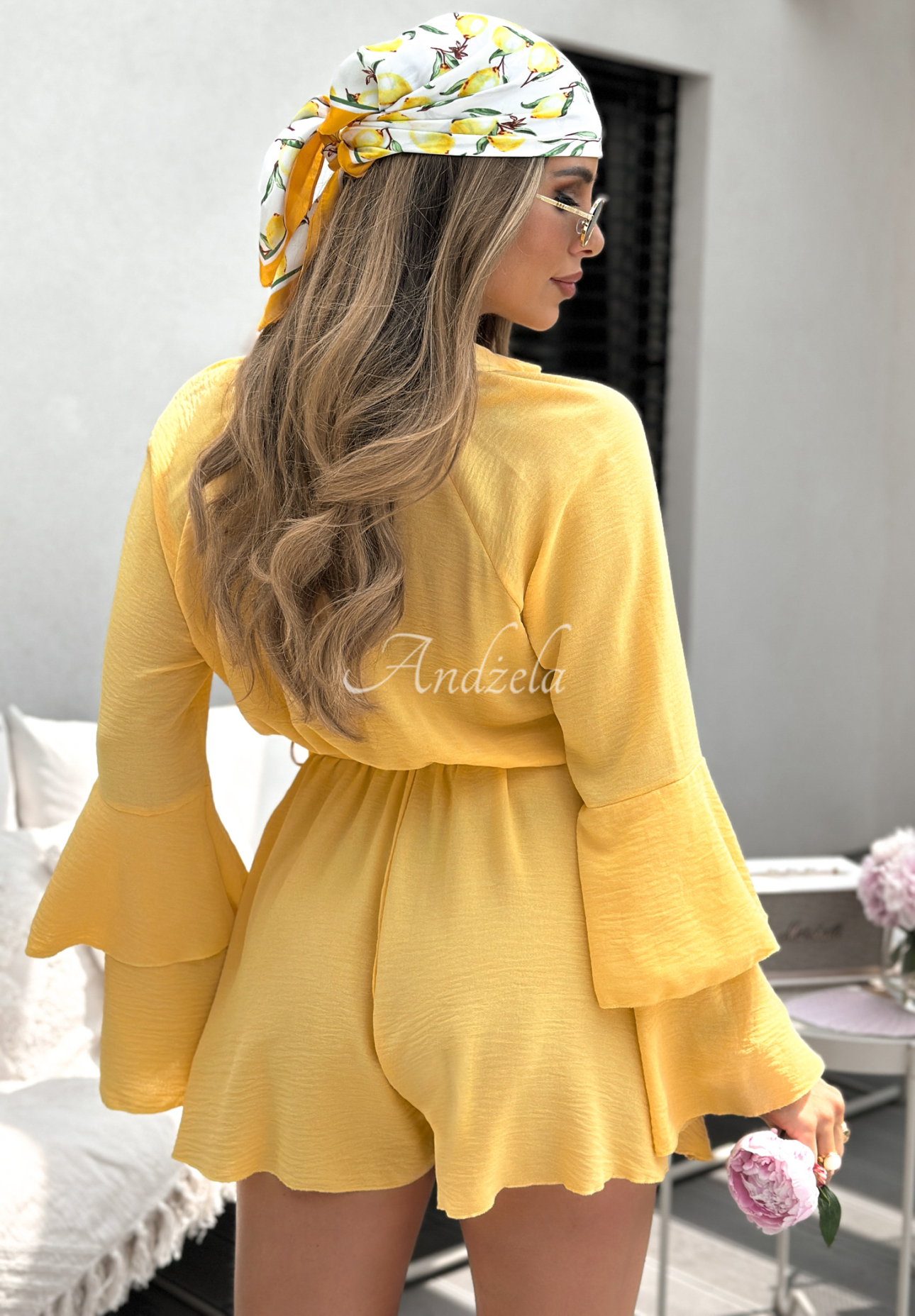 Kurzer Jumpsuit mit Rüschen und Gürtel Rule Of A Lady Bananengelb
