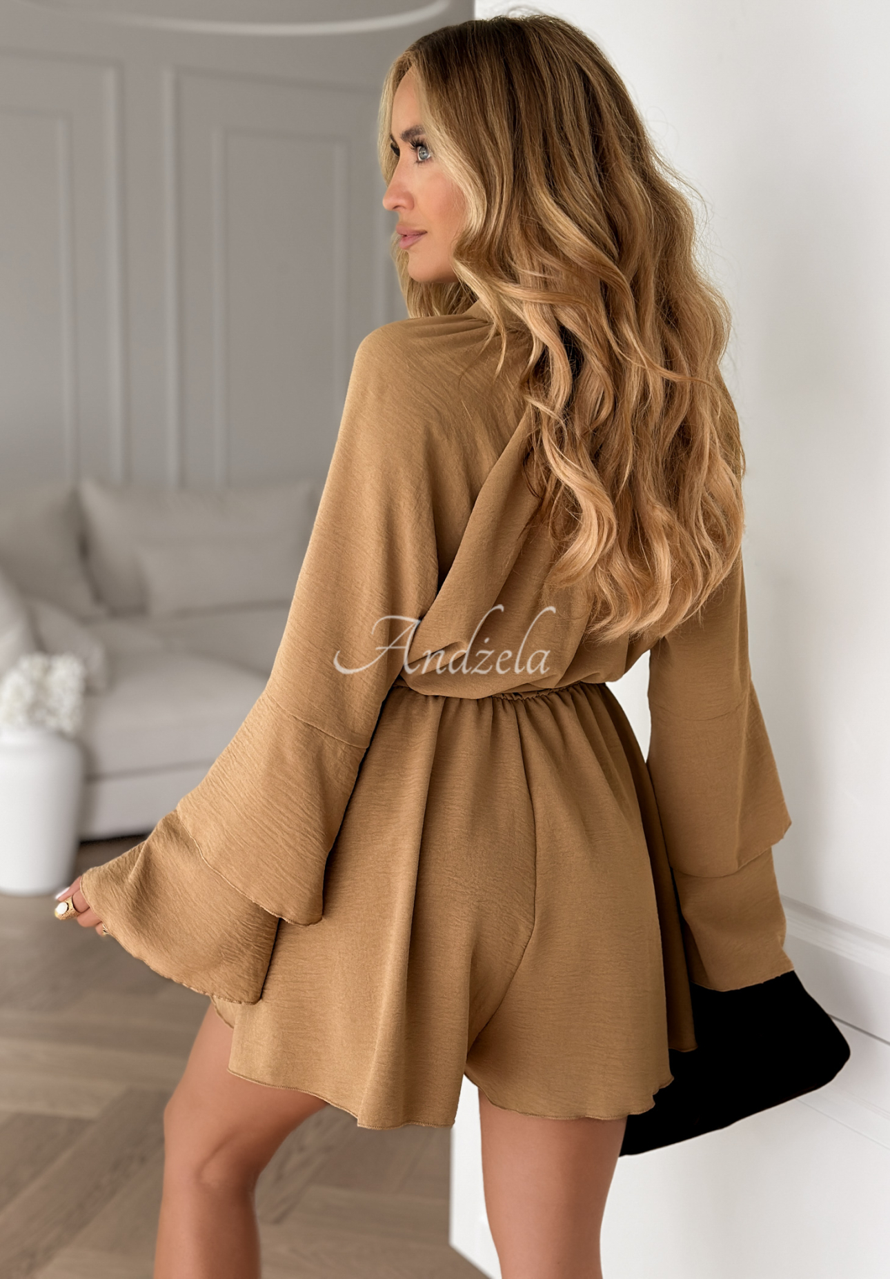 Kurzer Jumpsuit mit Rüschen und Gürtel Rule Of A Lady Camel