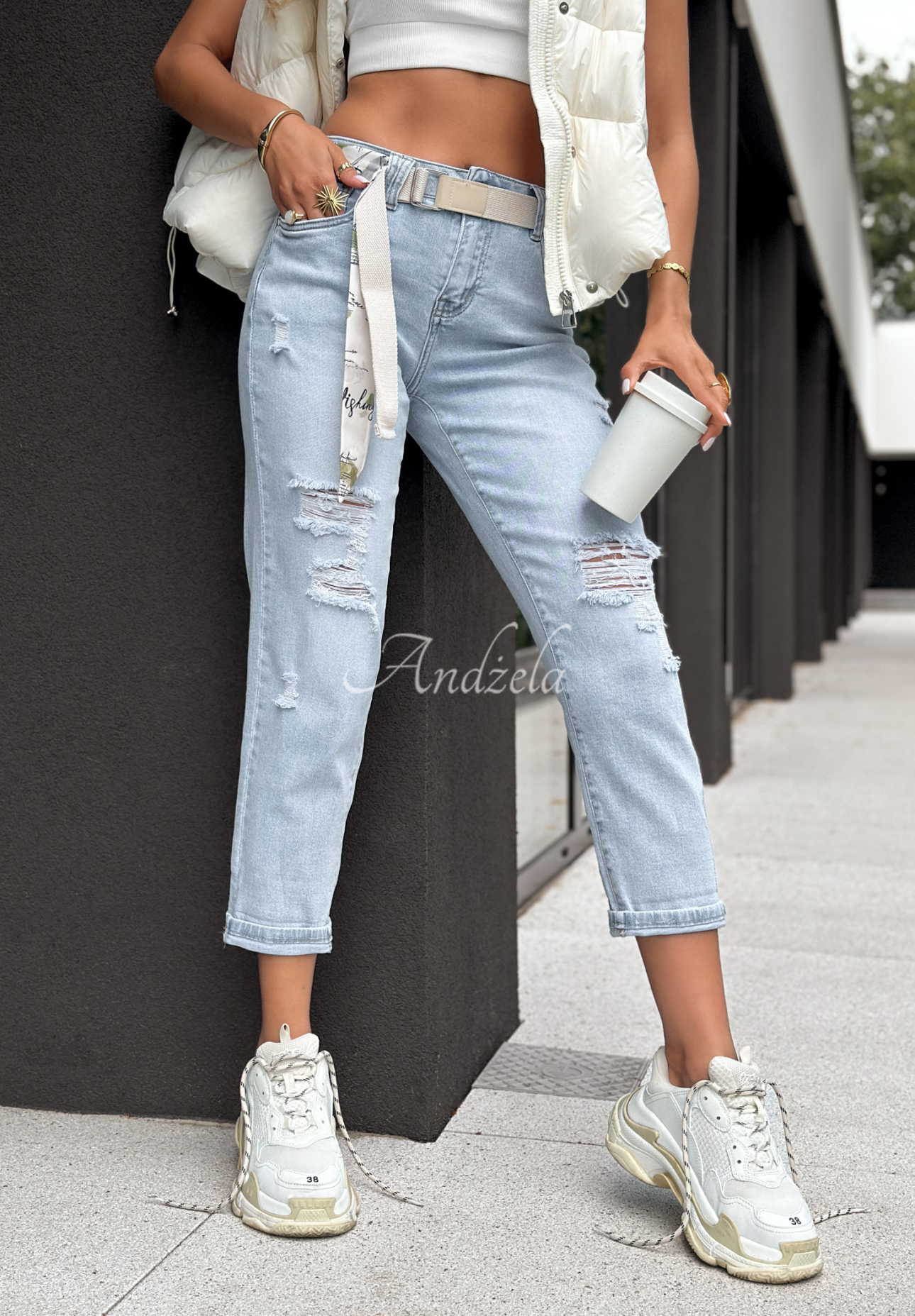 Mom-Fit-Jeans mit Abschürfungen Never Told You Blau